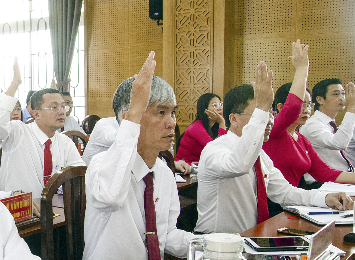 Đại biểu HĐND TP. Vũng Tàu biểu quyết thông qua Nghị quyết về việc phê duyệt chủ trương đầu tư dự án trên địa bàn TP. Vũng Tàu.
