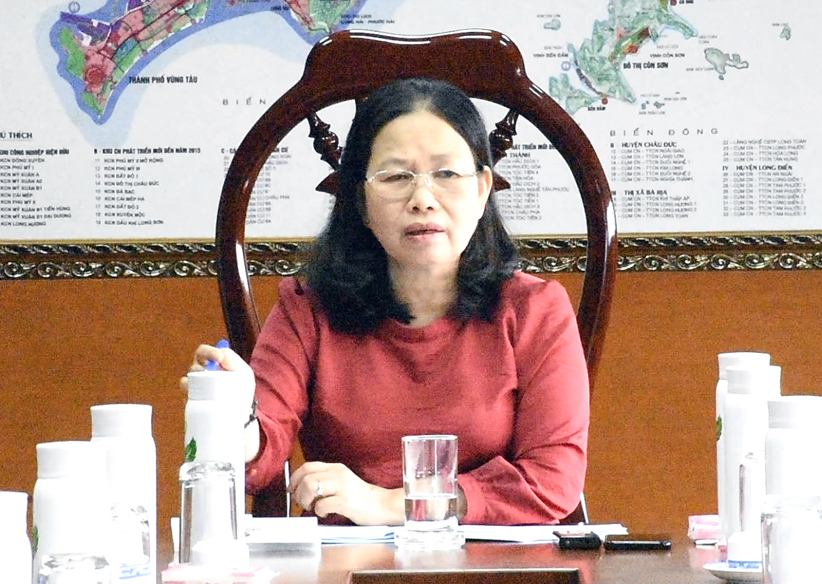 Bà Nguyễn Thị Yến, Phó Bí thư Thường trực Tỉnh ủy, Trưởng Đoàn ĐBQH tỉnh phát biểu tại cuộc họp.
