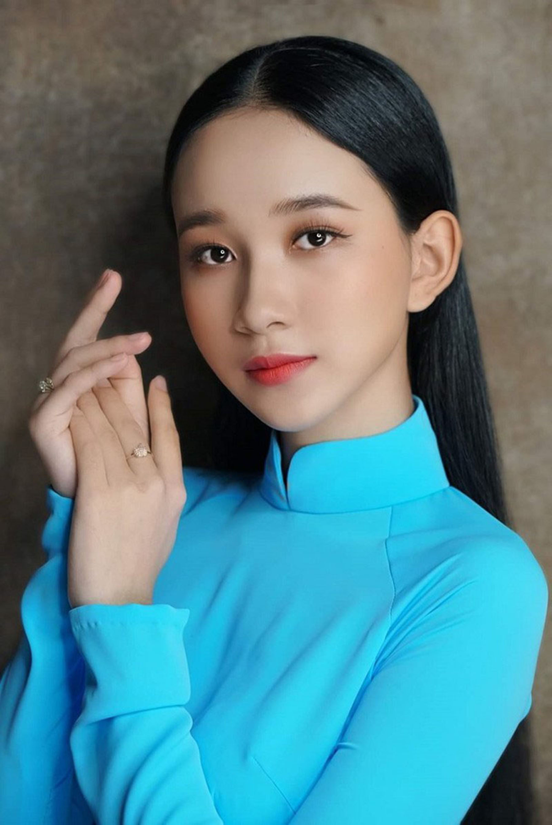 Người đẹp Lê Trúc Linh dịu dàng, nền nã trong trang phục áo dài màu xanh ngọc.
