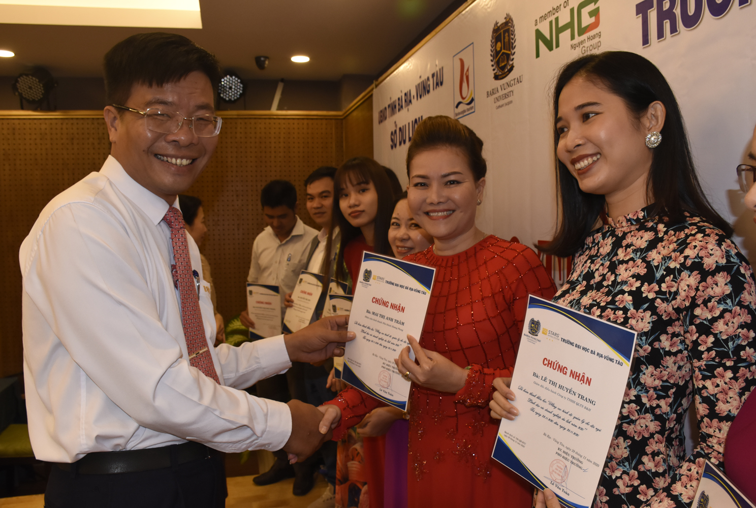 TS. Lương Minh Chung, Giám đốc Trung tâm Đào tạo Bà Rịa (BVU) trao chứng nhận cho học viên hoàn thành khoá học “Nâng cao trình độ quản lý cho đội ngũ lãnh đạo các DN du lịch”. Ảnh: Đăng Khoa