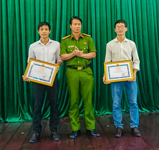 Thượng tá Nguyễn Văn Luyện, Trưởng Công an TP. Vũng Tàu trao giấy khen của UBND thành phố cho anh Trần Văn Thuận và anh Trần Duy Trường.