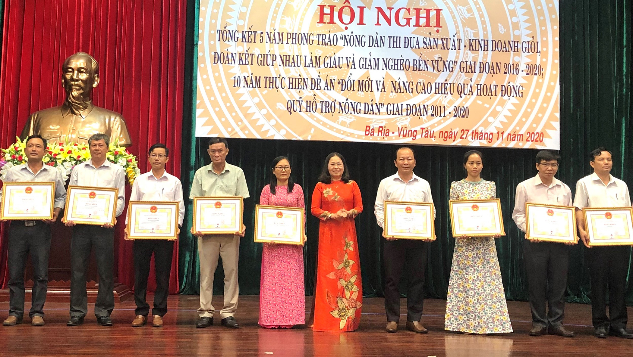 Bà Nguyễn Thị Yến, Phó Bí thư Thường trực Tỉnh ủy trao bằng khen của UBND tỉnh cho các tập thể xuất sắc trong phong trào “Nông dân thi đua sản xuất- kinh doanh giỏi, đoàn kết giúp nhau làm giàu và giảm nghèo bền vững” giai đoạn 2016-2020.