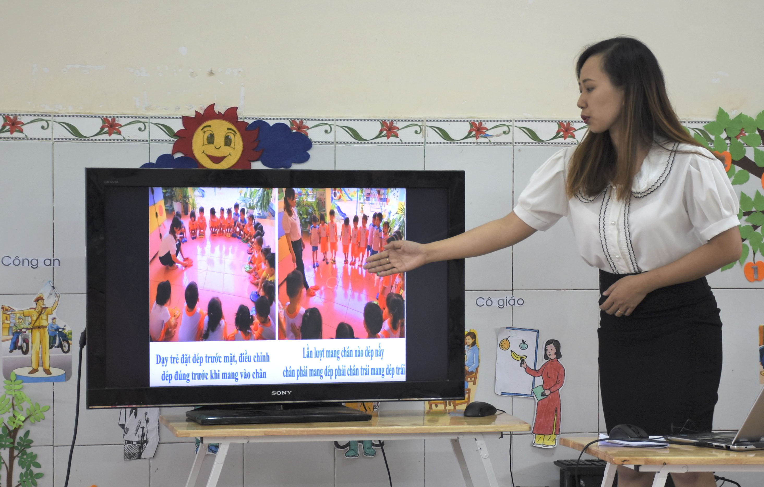 Giáo viên MN trình bày phần thi thuyết trình.