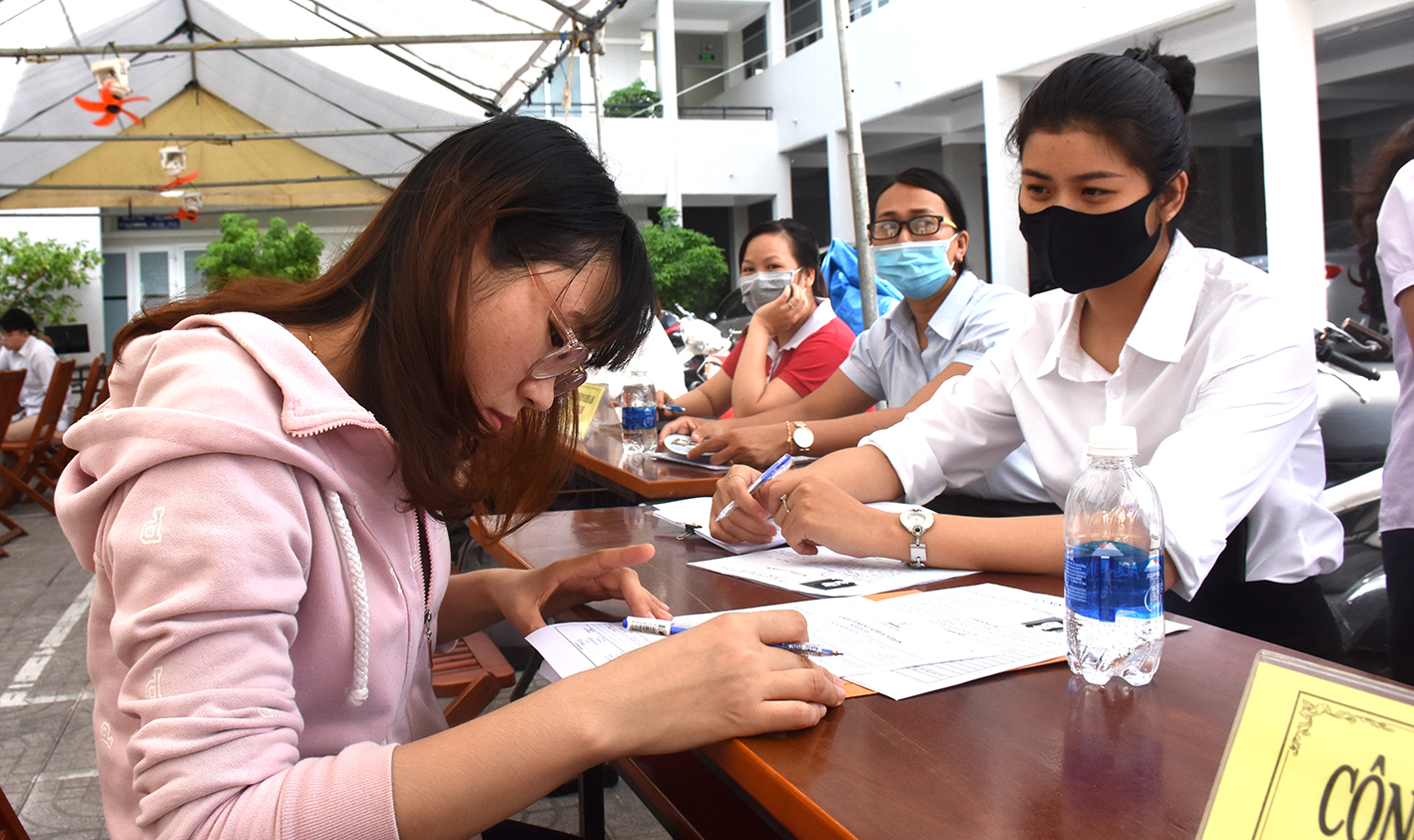 Hàng ngày, Trung tâm Dịch vụ việc làm tỉnh tiếp nhận, tư vấn khoảng 5 trường hợp hỏi thông tin về XKLĐ.