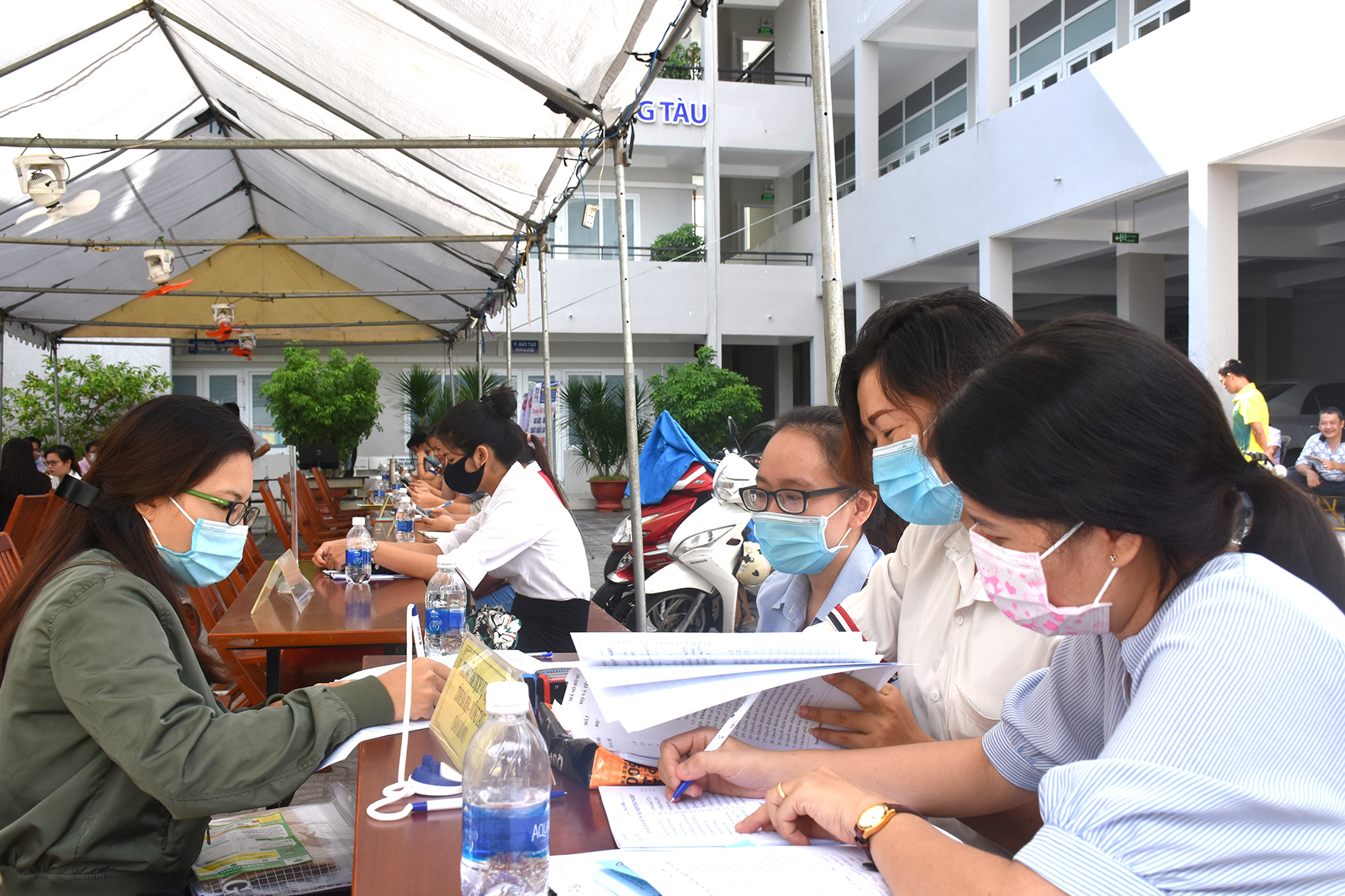 NLĐ tìm kiếm việc làm tại phiên giao dịch việc làm do Trung tâm Dịch vụ việc làm tỉnh tổ chức. Ảnh: NHÃ UYÊN