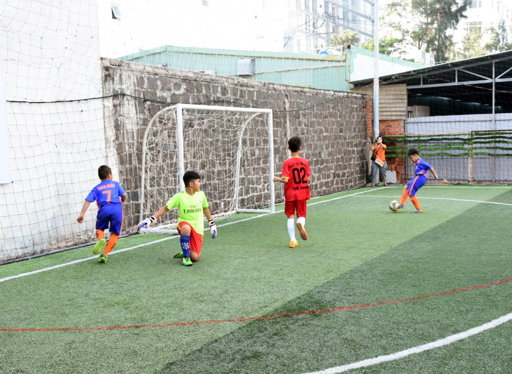 Các cầu thủ nhí Tài Lộc FC (phải) giành chức vô địch của giải.