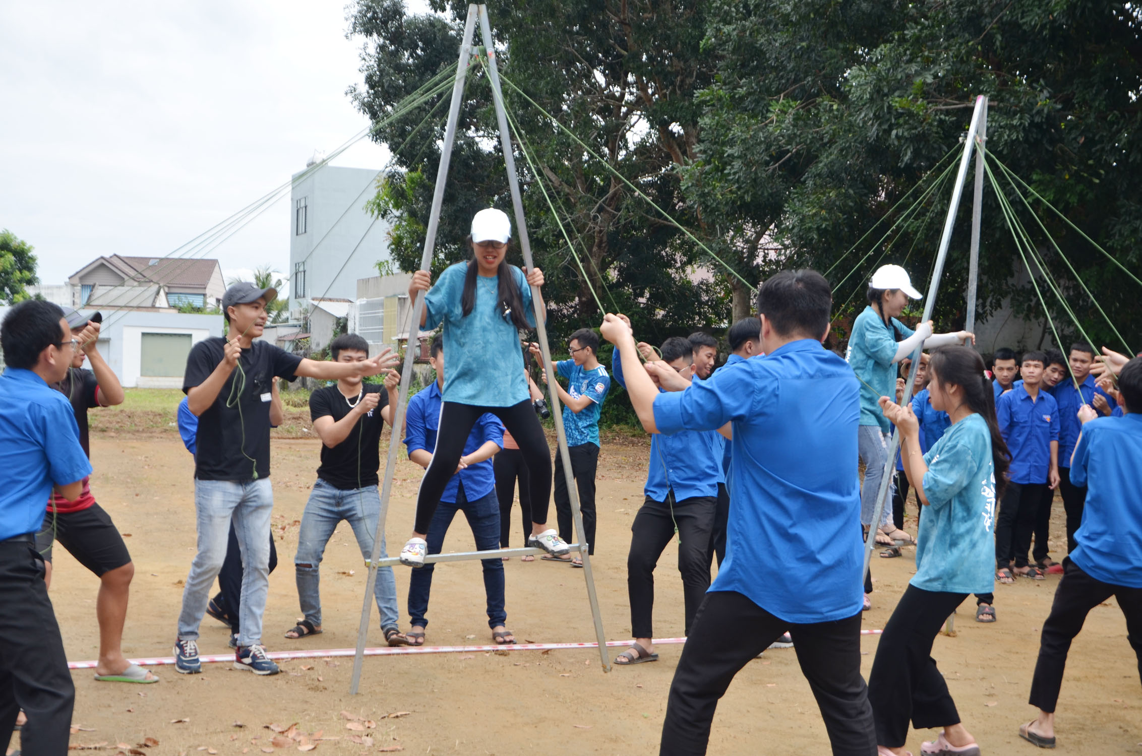 SV tham gia trò chơi teambuiding  đồng sức đồng lòng.