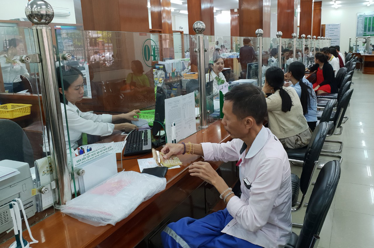 Từ ngày 5/12/2020, ngân hàng thương mại phải cung cấp thông tin tài khoản thanh toán của từng người nộp thuế. Trong ảnh: Khách hàng giao dịch tại Vietcombank Vũng Tàu.