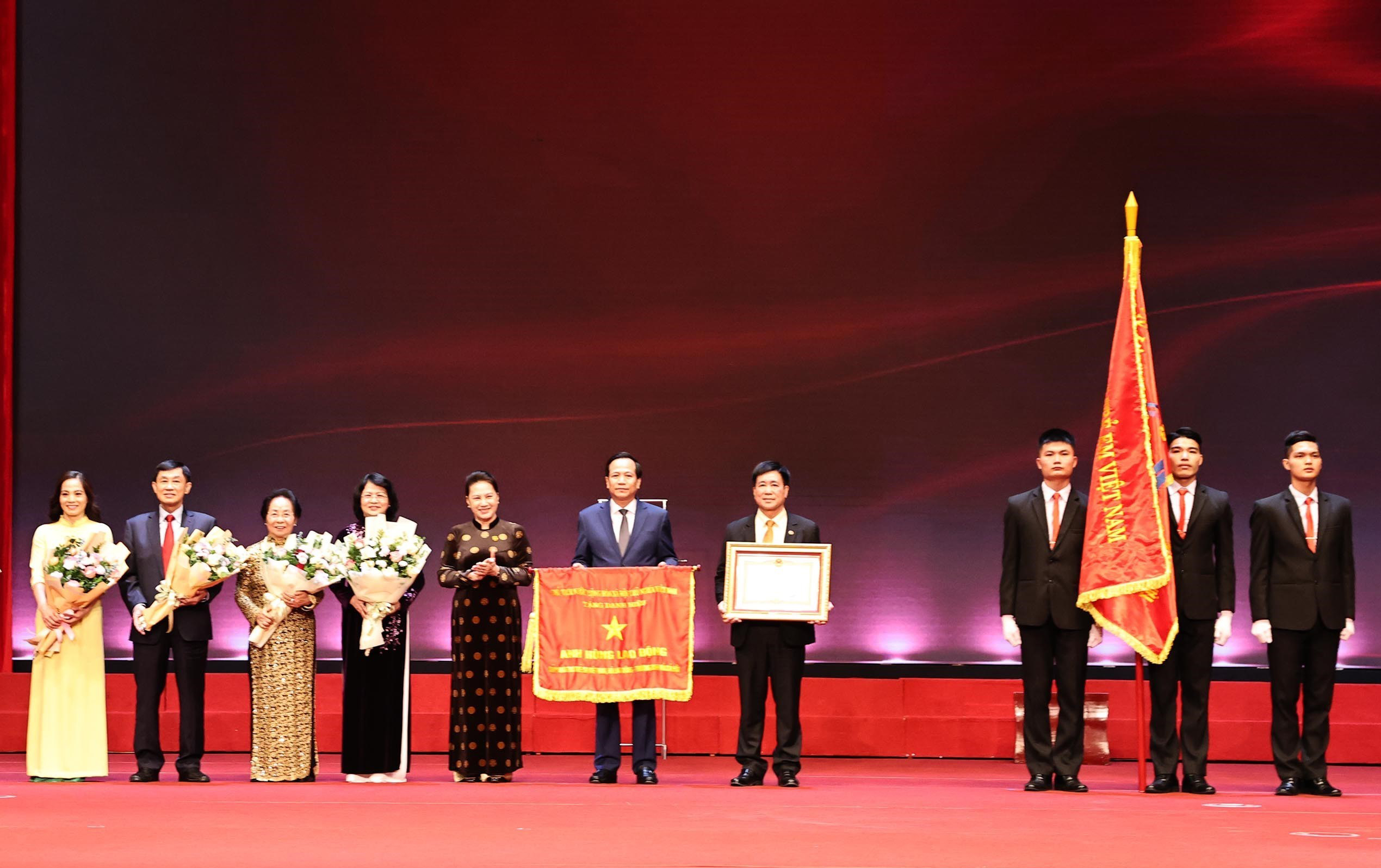 Chủ tịch Quốc hội Nguyễn Thị Kim Ngân trao danh hiệu Anh hùng Lao động thời kỳ đổi mới cho Quỹ Bảo trợ  trẻ em Việt Nam. Ảnh: TRỌNG ĐỨC 