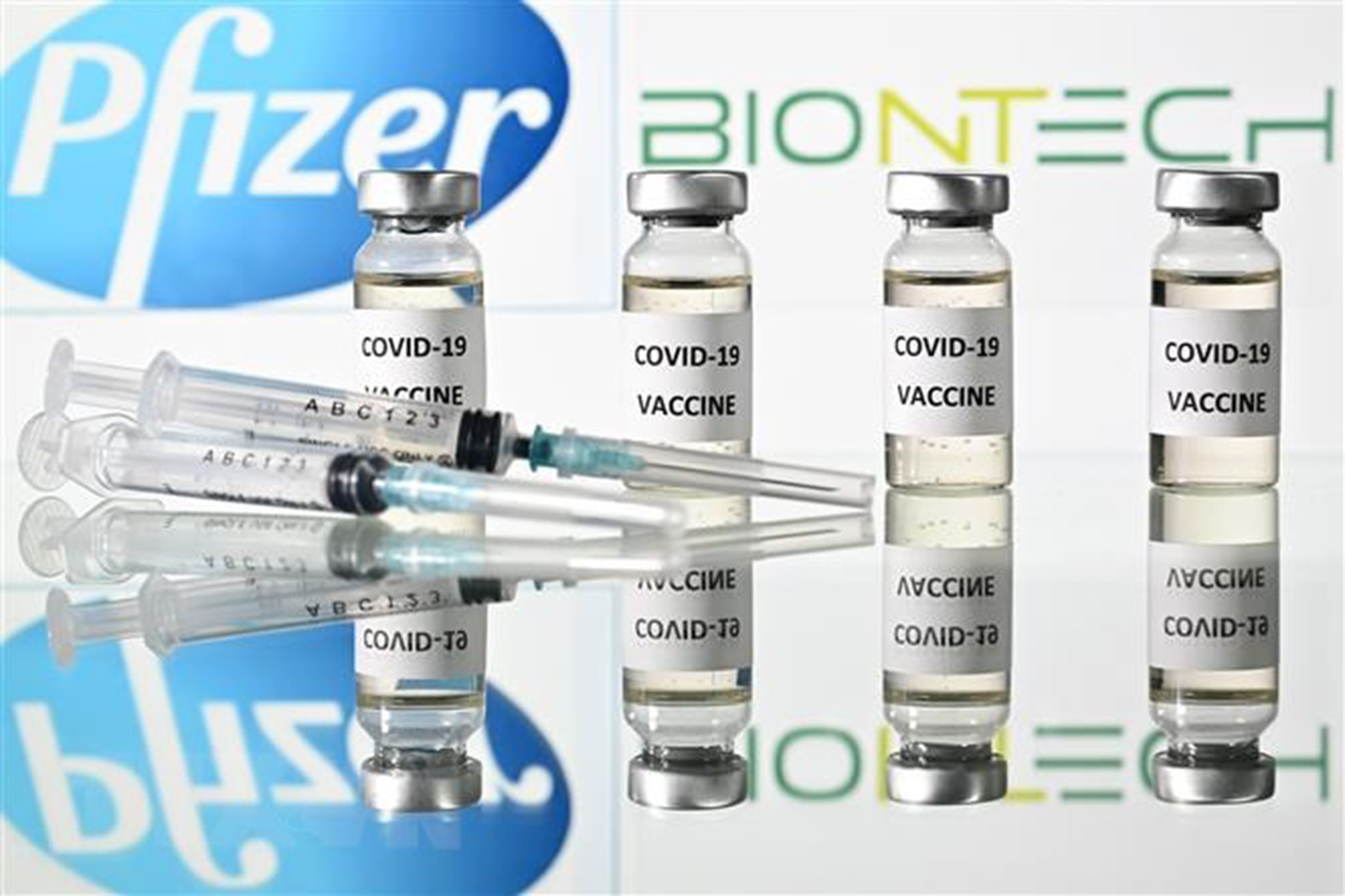 Hình ảnh mô phỏng vaccine ngừa COVID-19 do các Tập đoàn BioNTech và Pfizer phối hợp sản xuất.