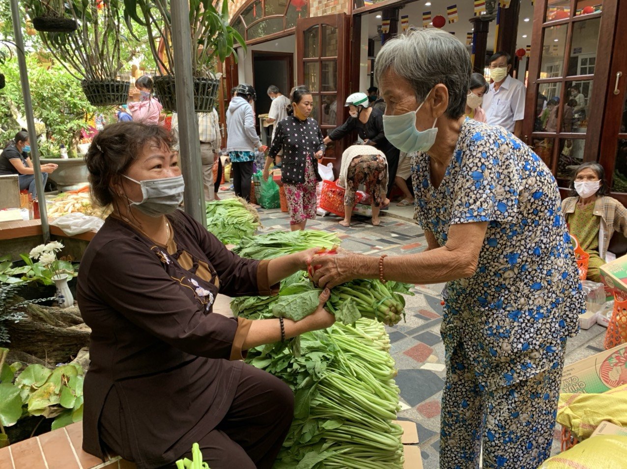 Thực phẩm được trao tận tay người dân tại phiên chợ 0 đồng.