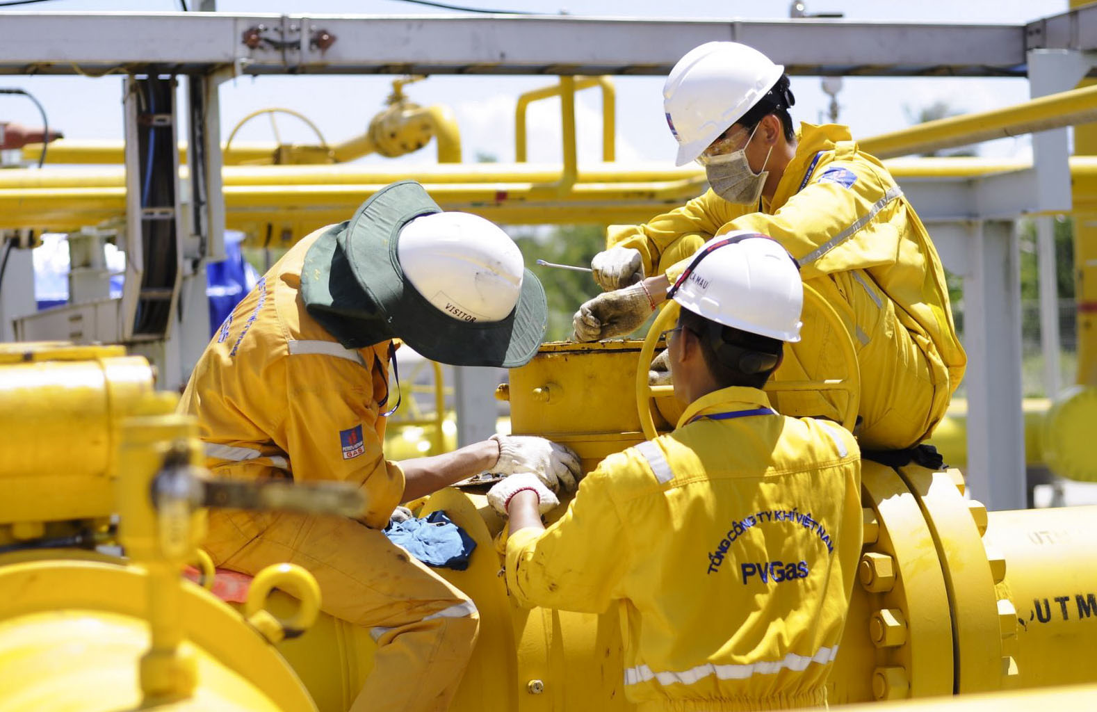 Công nhân, kỹ sư PV Gas bảo trì, sửa chữa thiết bị tại Nhà máy xử lý Khí Dinh Cố.