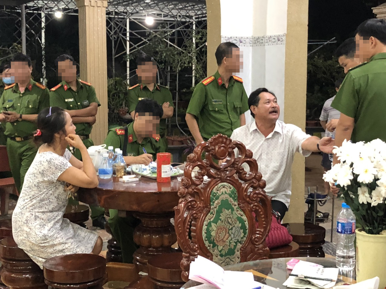 Ông Lê Thái Thiện (người ngồi, áo trắng) làm việc với cơ quan điều tra.