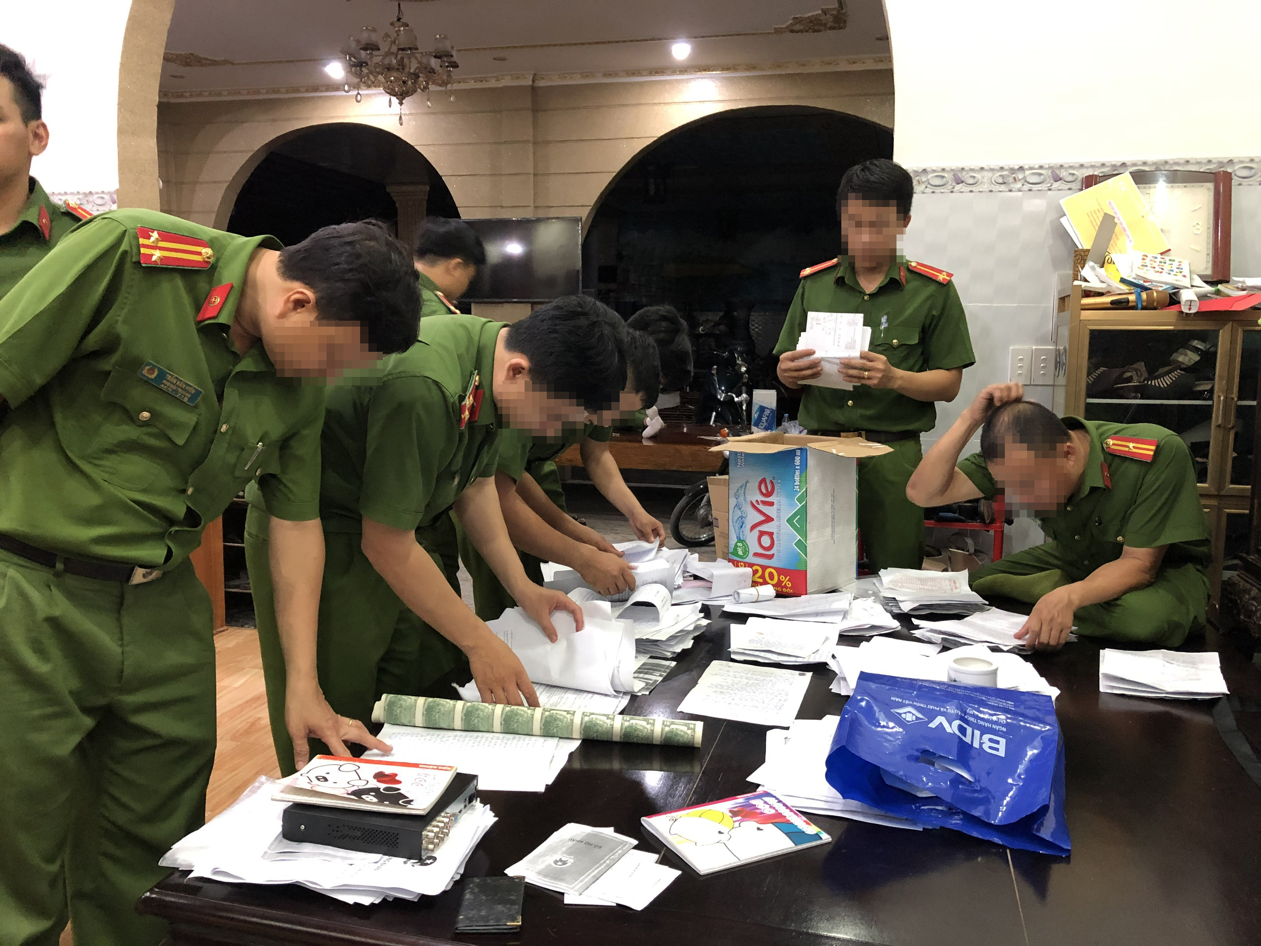 Cơ quan công an thu giữ các tài liệu tại nhà ông Lê Thái Thiện.