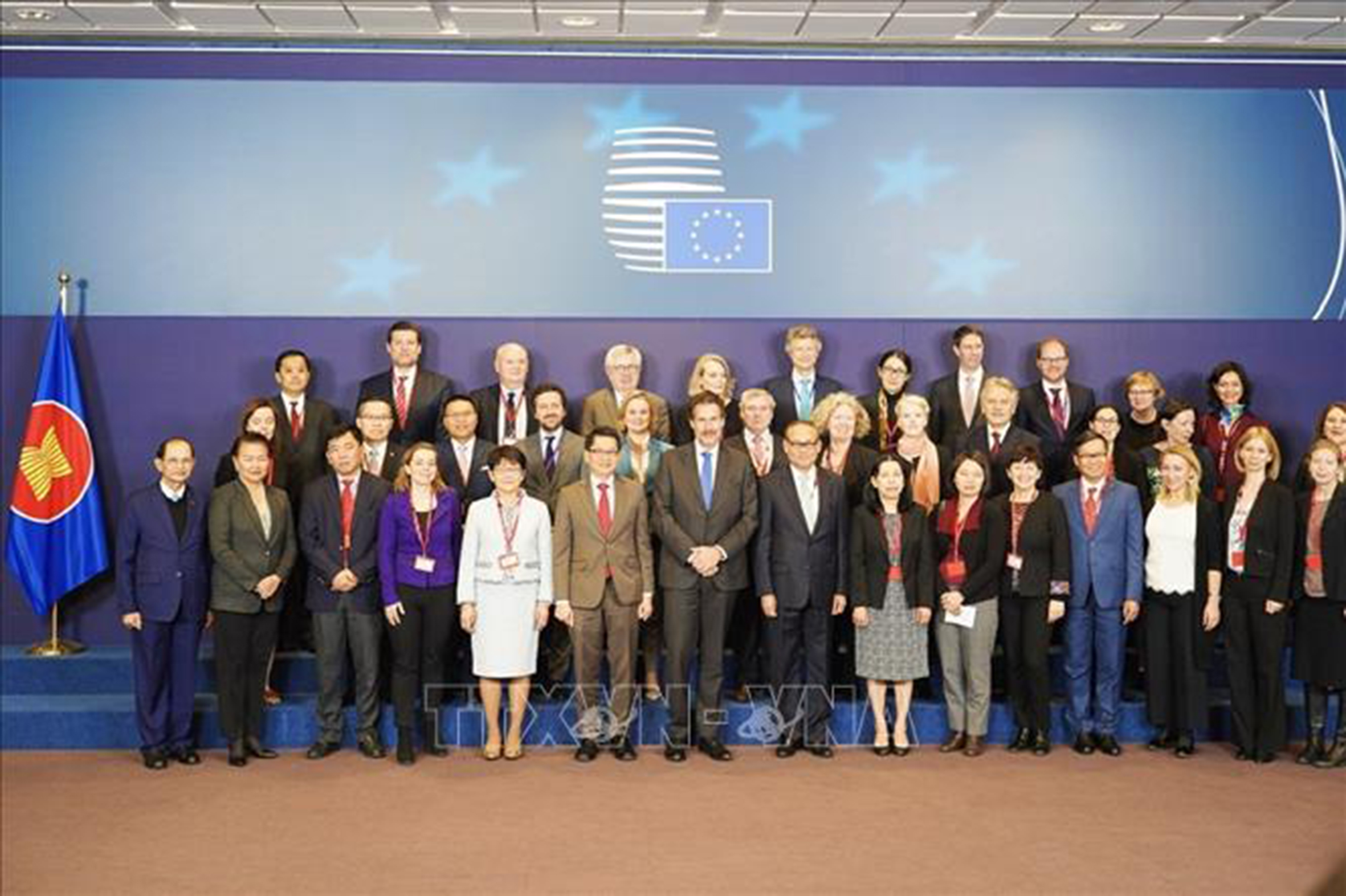 Các đại biểu chụp ảnh chung tại Hội nghị các quan chức cao cấp ASEAN-EU, ngày 11/2/2020, tại Brussels, Bỉ.