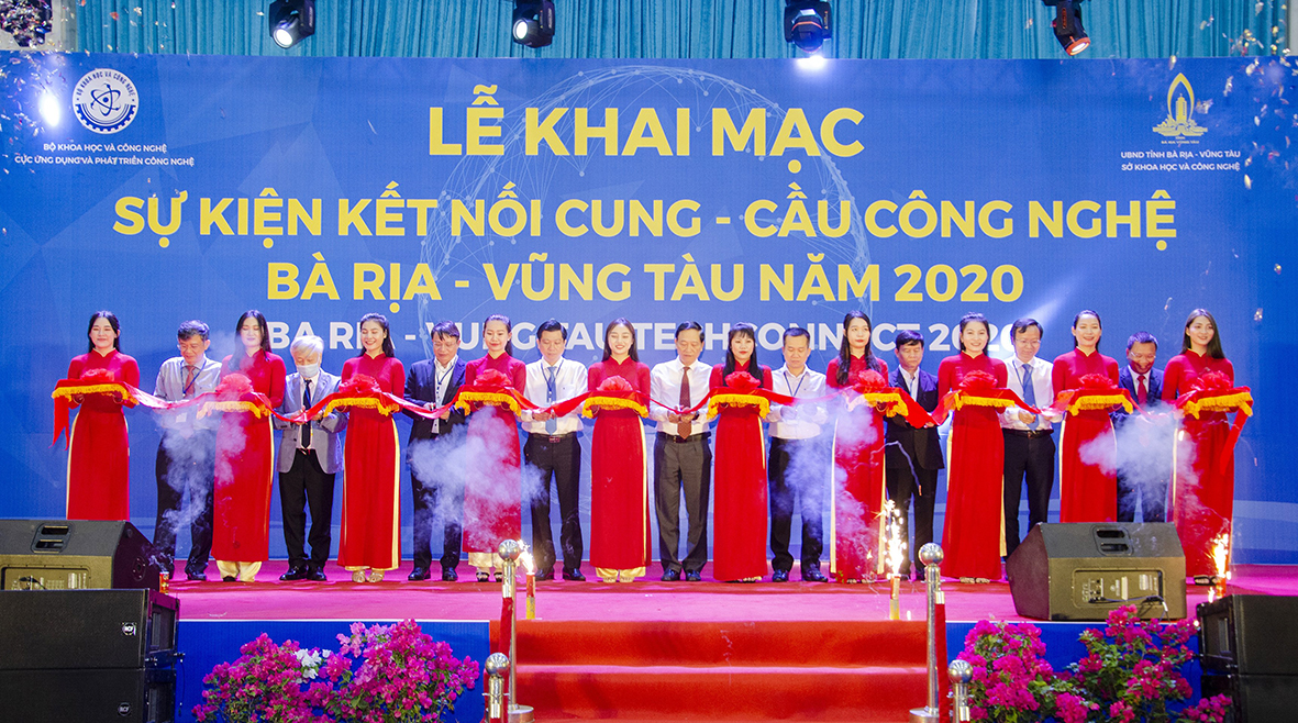 Các đại biểu thực hiện nghi thức cắt băng khai mạc sự kiện.