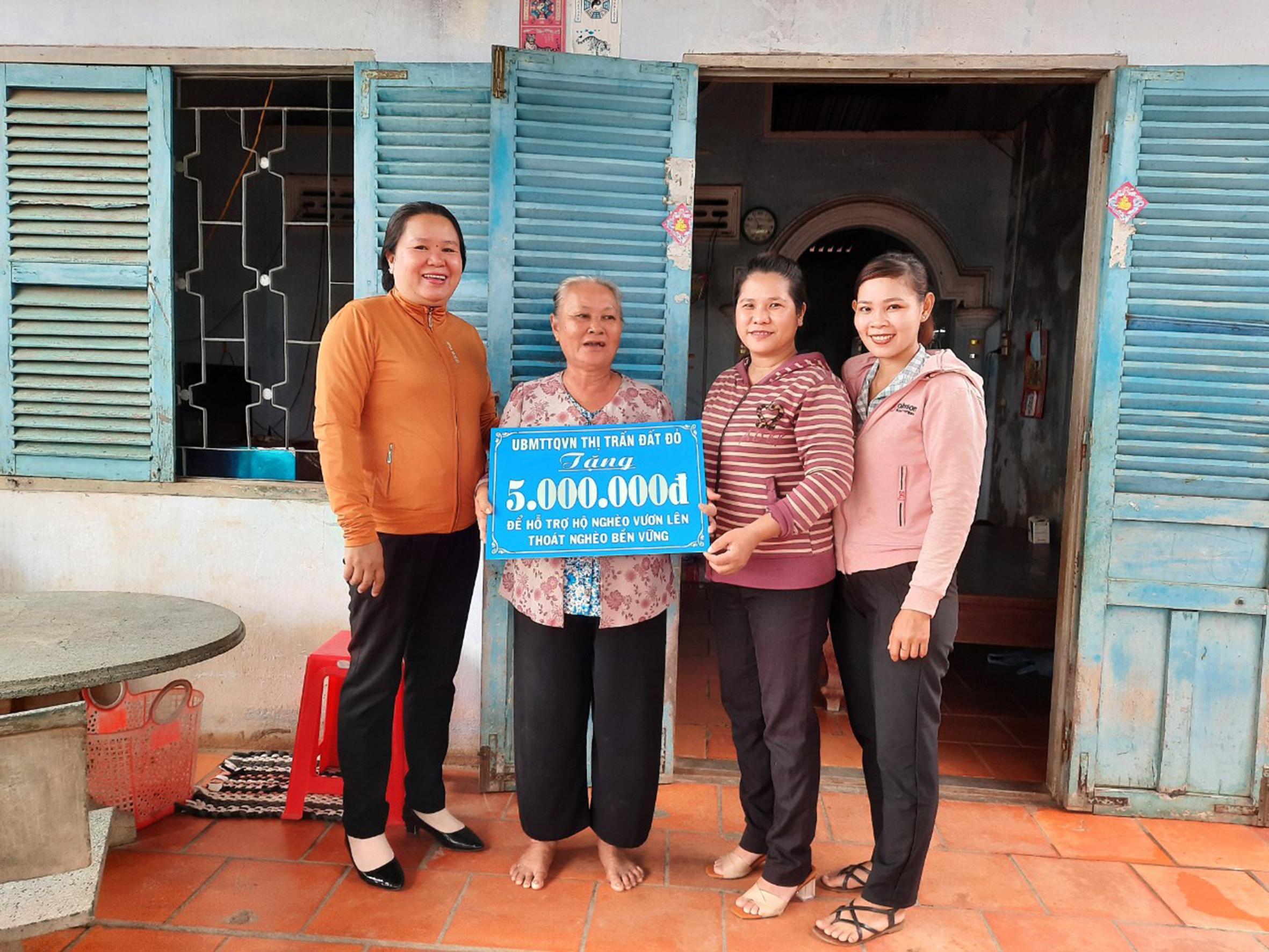 Đại diện UBMTTQVN TT. Đất Đỏ trao 5 triệu đồng hỗ trợ gia đình bà Trần Thị Thâu (khu phố Phước Thới) để mua xe nước mía làm kế sinh nhai.
