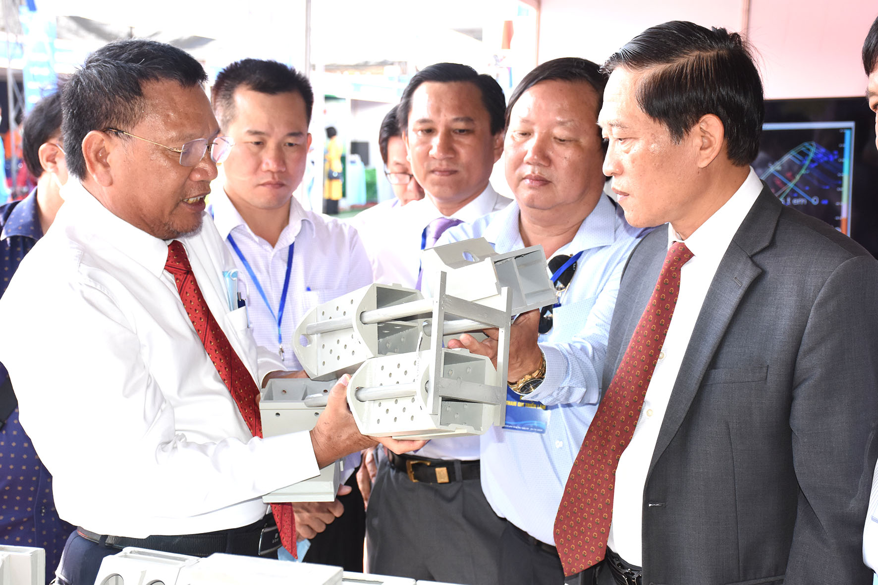 Công ty Busadco giới thiệu các sản phẩm, ứng dụng KH-CN tại gian hàng triển lãm.