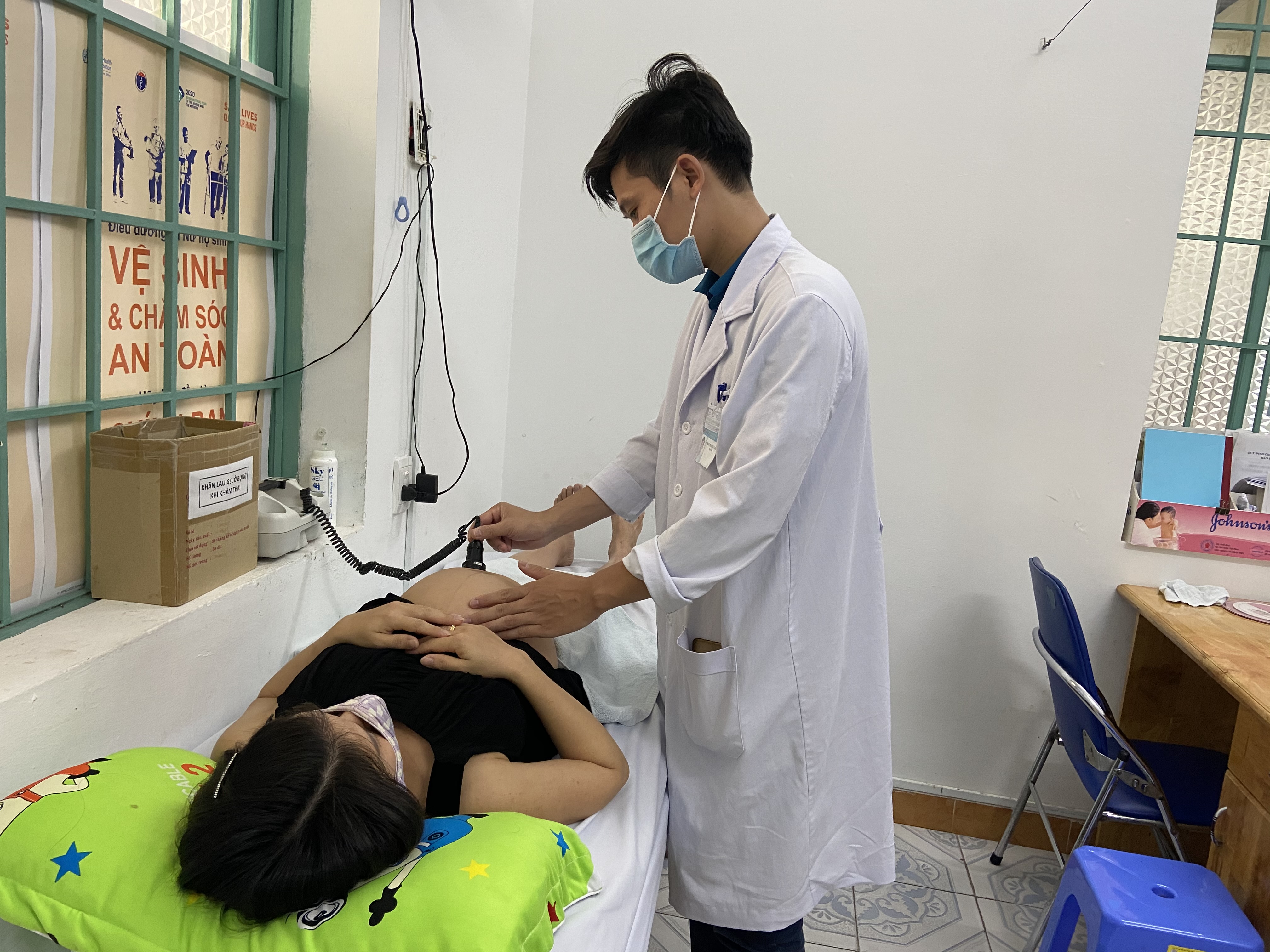 Bác sĩ Khoa Sản, Bệnh viện Lê Lợi khám thai cho sản phụ. 