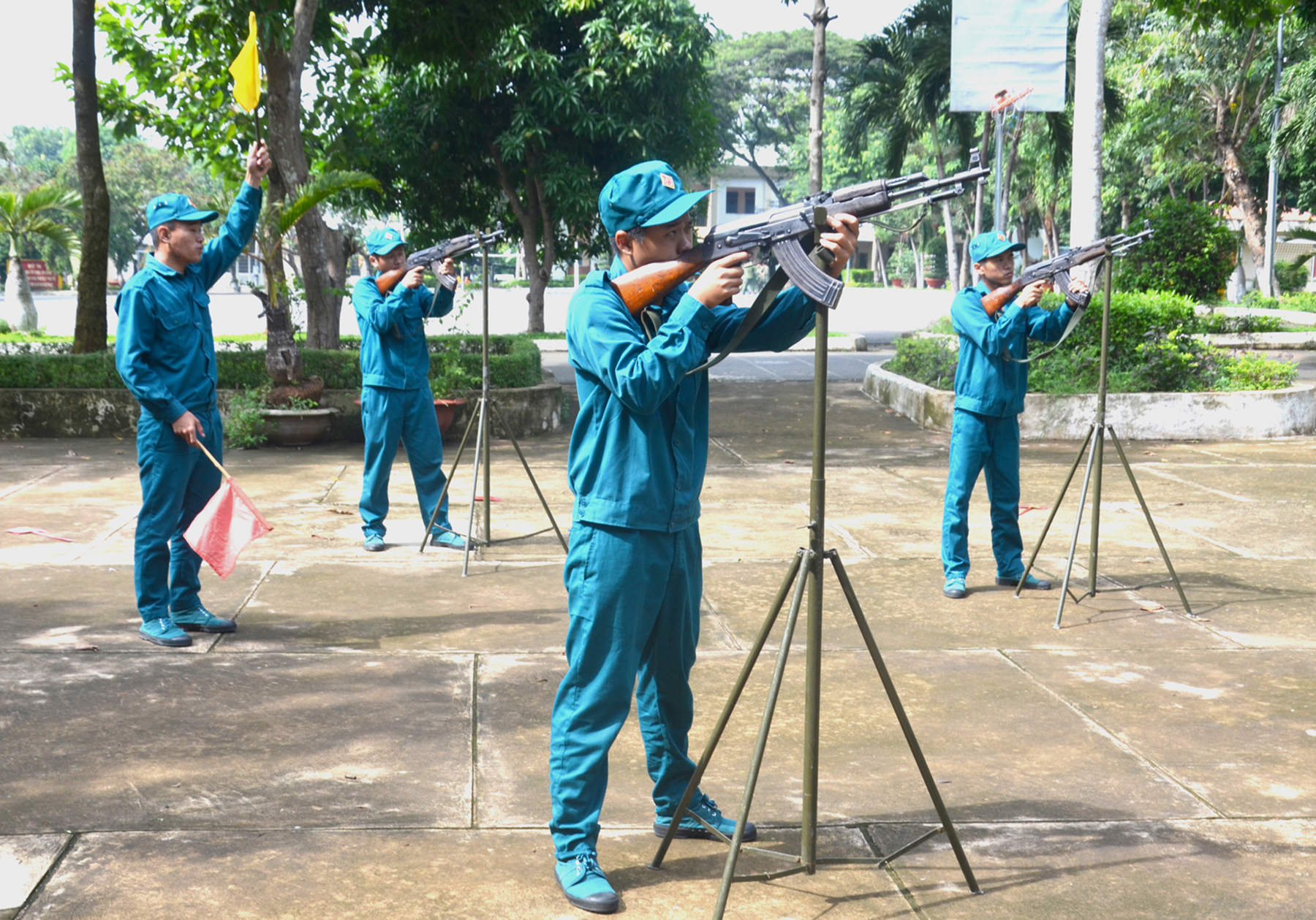 Lực lượng tự vệ của các cơ quan, tổ chức cơ sở cấp tỉnh tham gia huấn luyện bắn súng AK.