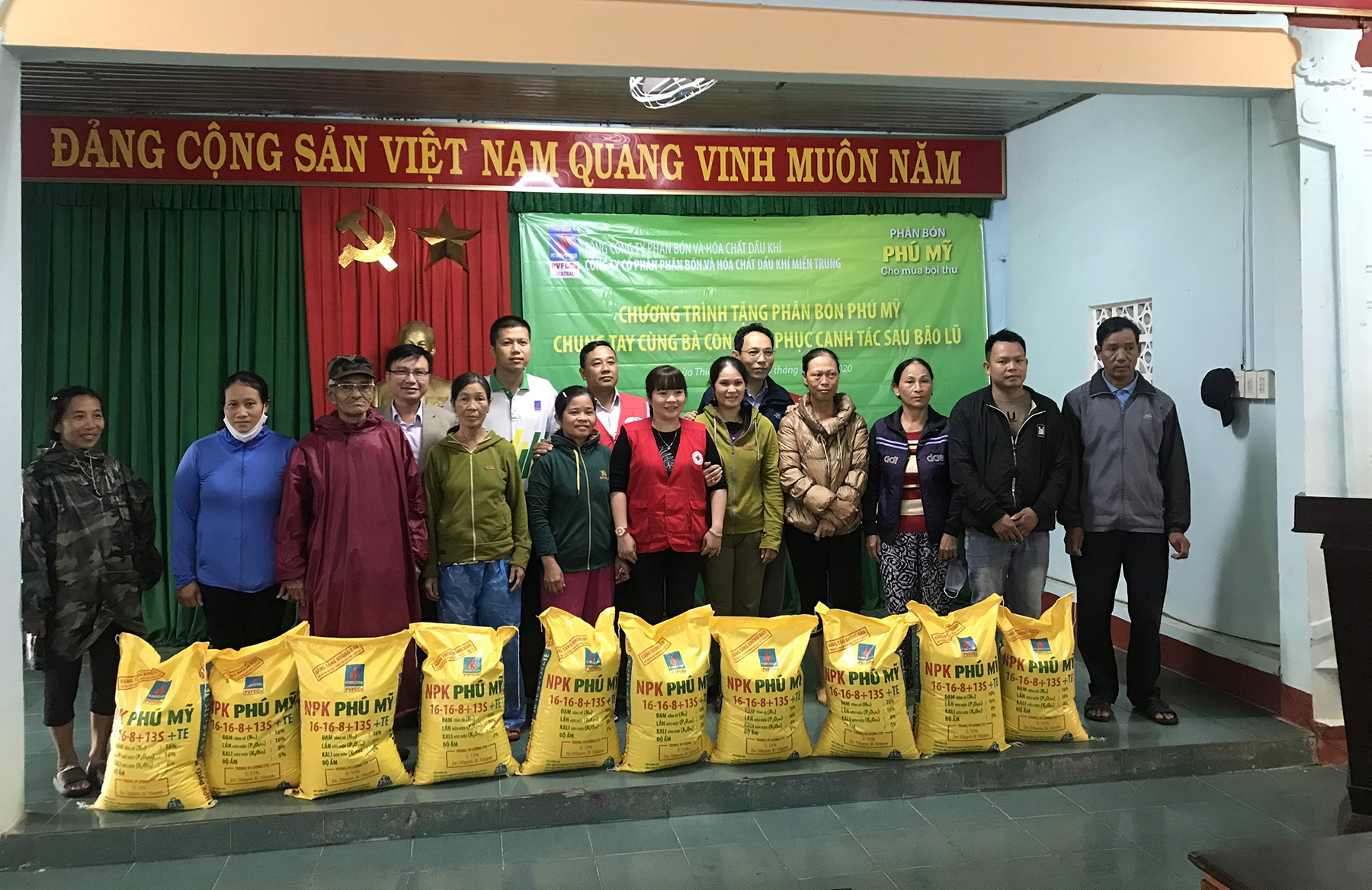 PVFCCo tặng phân bón cho nông dân tỉnh Thừa Thiên Huế. 