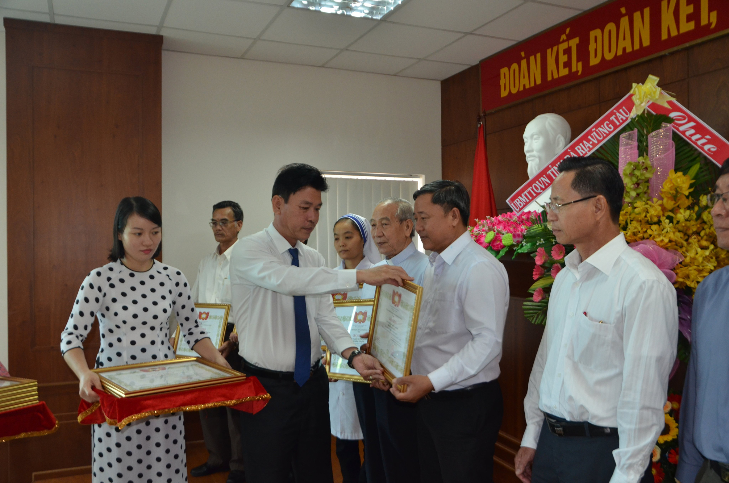 Ông Trần Văn Lợi, Phó Chủ tịch UBMTTQ Việt Nam tỉnh tặng Bằng khen các tập thể có thành tích xuất sắc trong phong trào thi đua yêu nước.