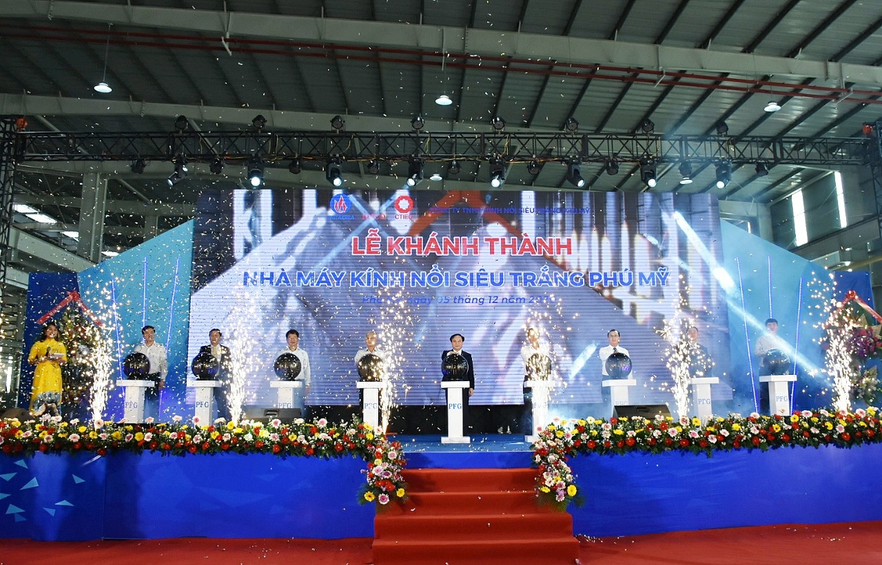 Các đại biểu bấm nút khánh thành Nhà máy kính nổi siêu trắng Phú Mỹ.