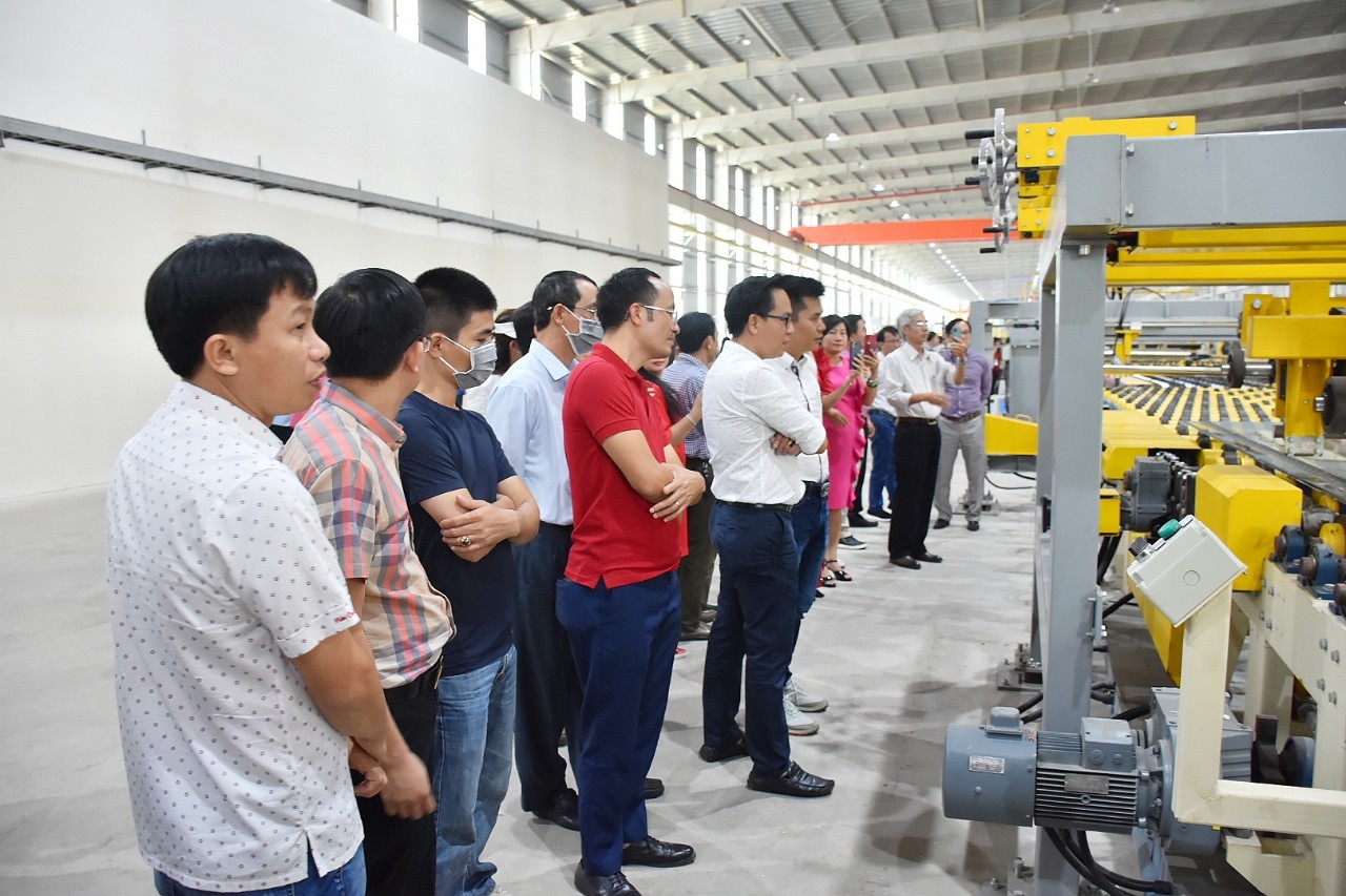 Khách tham quan quy trình sản xuất của Nhà máy kính nổi siêu trắng Phú Mỹ.