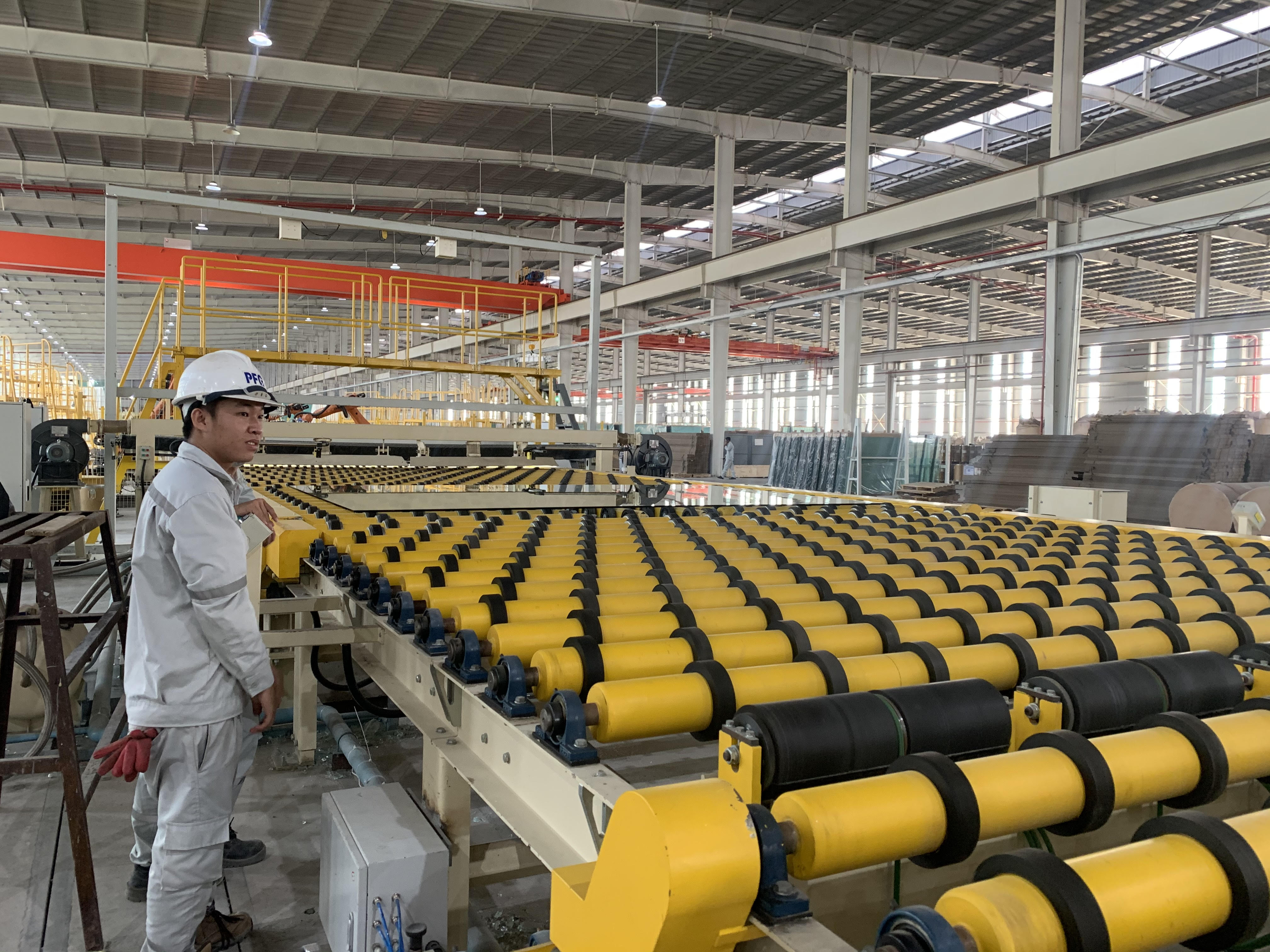 Công nhân làm việc tại Nhà máy Kính nổi siêu trắng Phú Mỹ. 