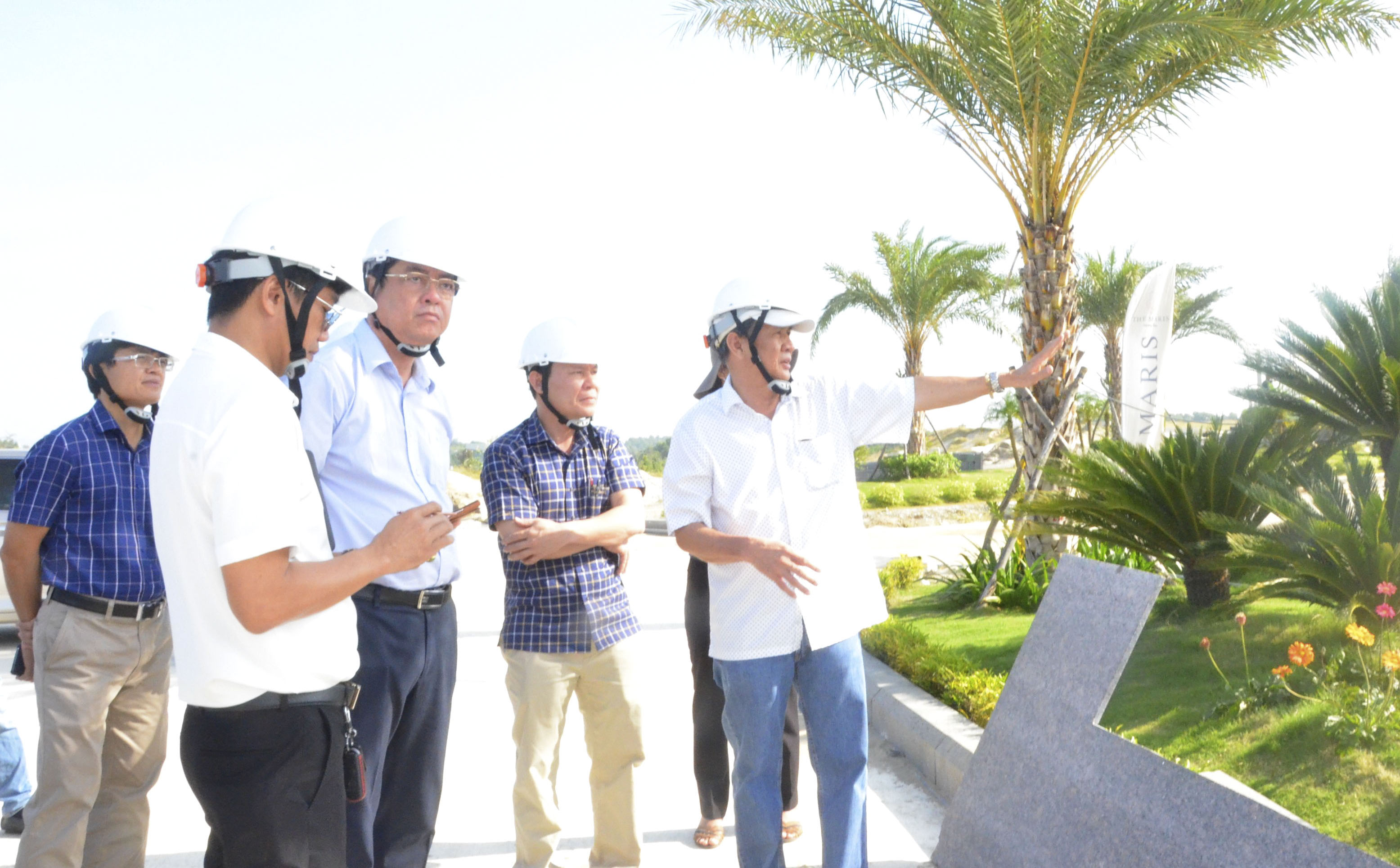 Ông Trần Đình Khoa (hàng đầu, thứ hai từ trái qua), Ủy viên Ban Thường vụ Tỉnh ủy, Bí thư Thành ủy Vũng Tàu khảo sát tại Dự án KDL Vũng Tàu Regency.