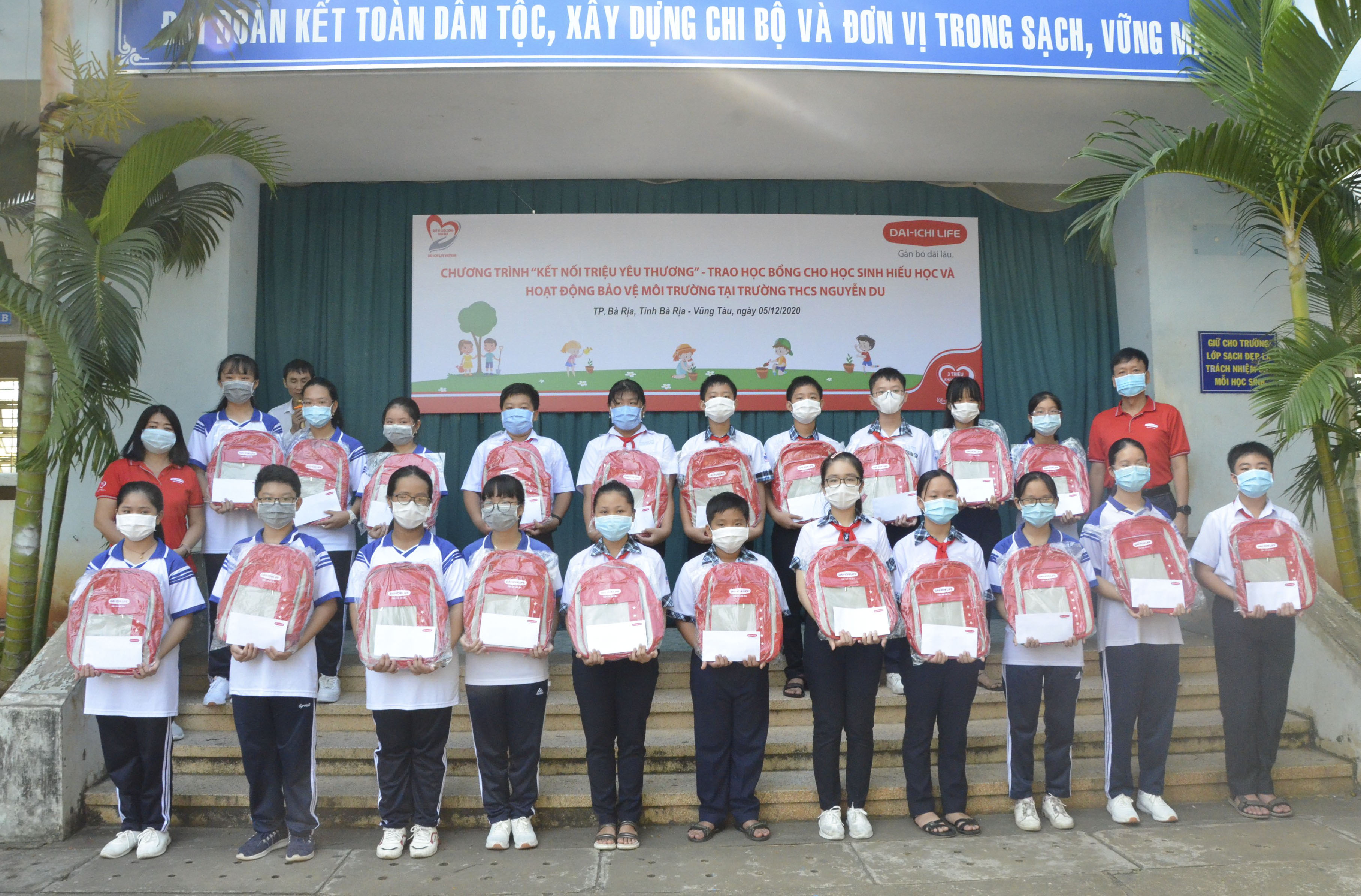 Ông Trần Đình Quân, Chủ tịch kiêm Tổng Giám đốc Công ty Dai-ichi Life Việt Nam trao học bổng cho HS hiếu học của Trường THCS Nguyễn Du (phường Phước Trung, TP. Bà Rịa).