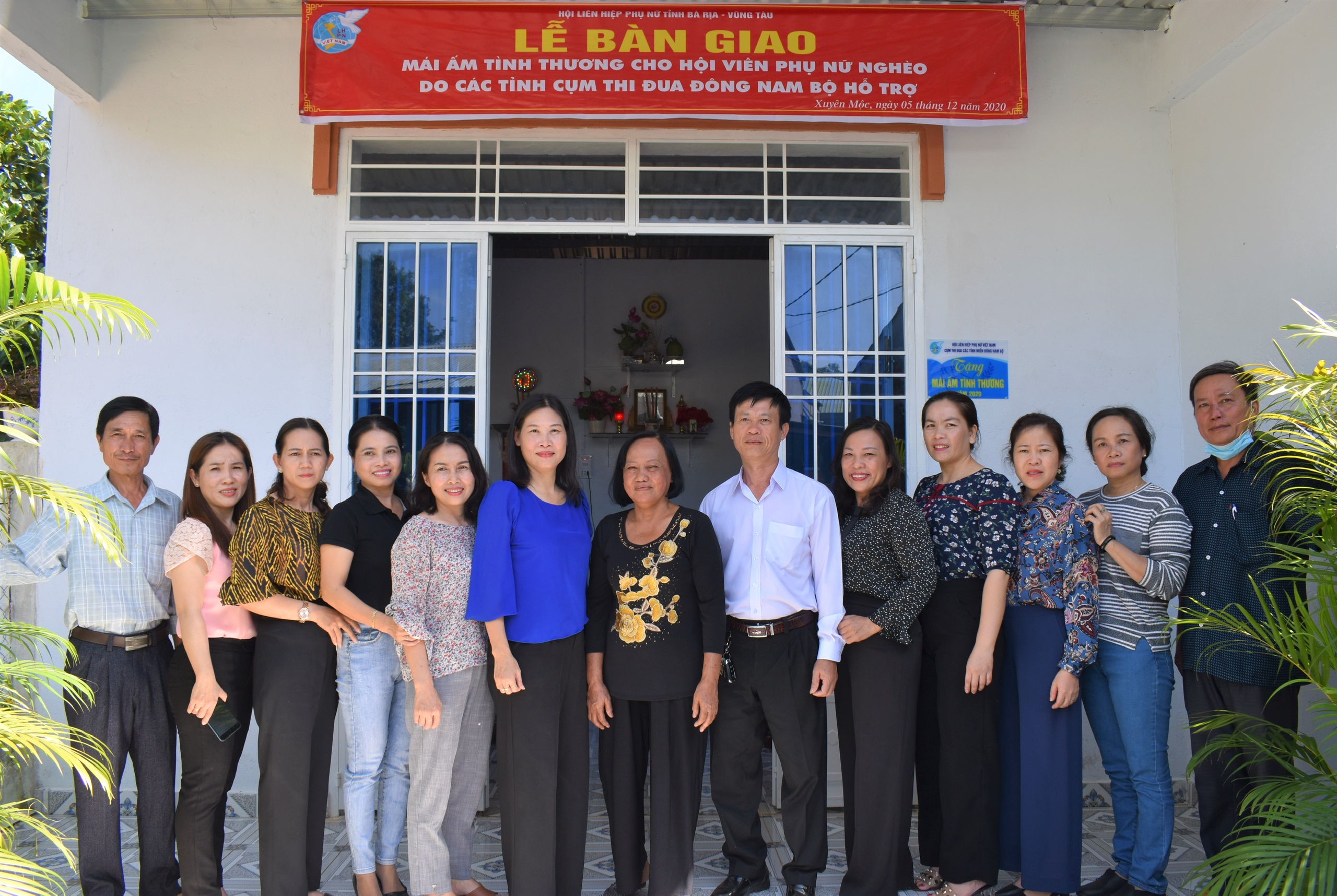 Hội LHPN tỉnh, Hội LHPN huyện Xuyên Mộc và chính quyền địa phương chụp hình lưu niệm cùng gia đình bà Lê Thị Nhân tại lễ bàn giao.