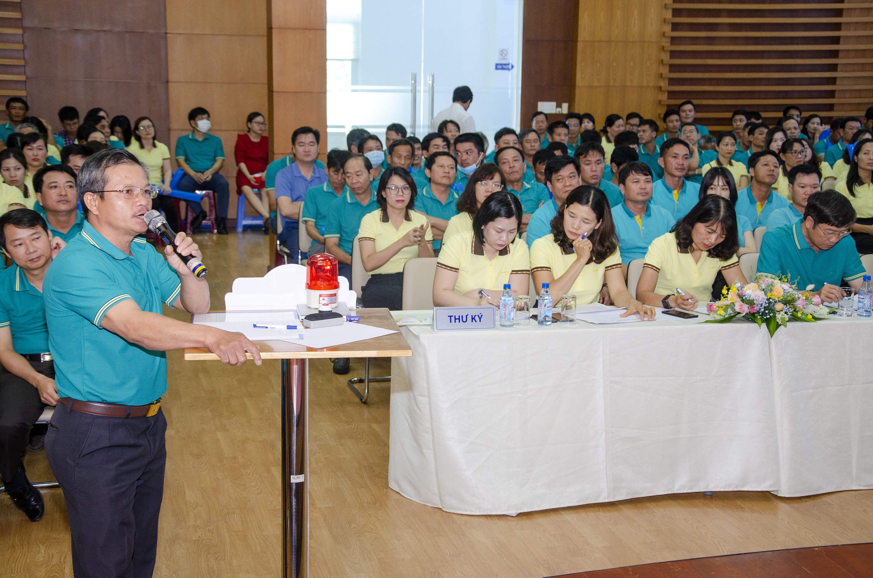 Đại diện đội Xí nghiệp Cấp nước Long Điền trả lời câu hỏi liên quan đến chủ đề về nghiệp vụ ghi thu và nghiệp vụ sửa chữa.