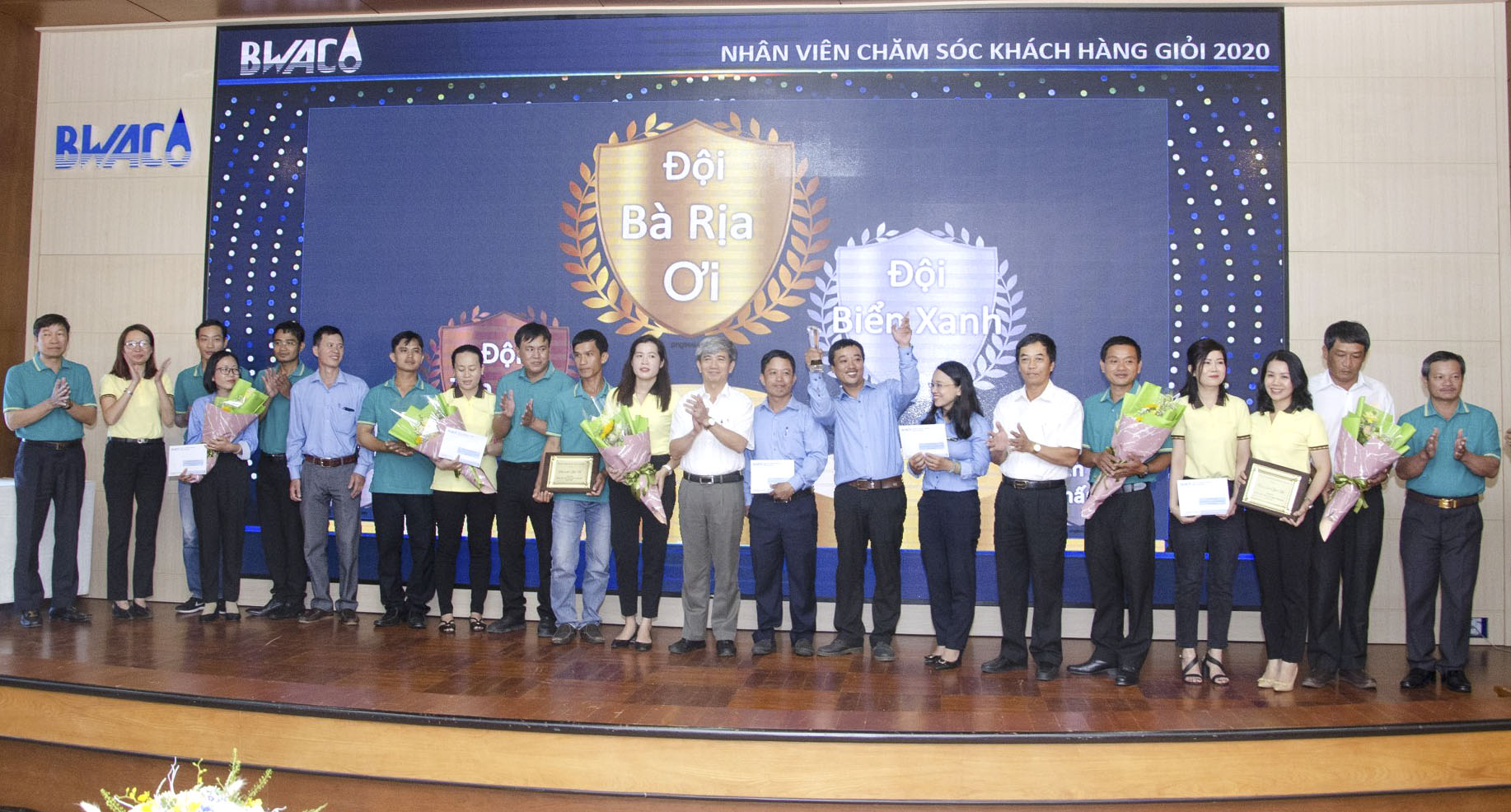 Ban tổ chức trao giải cho các đội đạt thành tích cao tại cuộc thi.