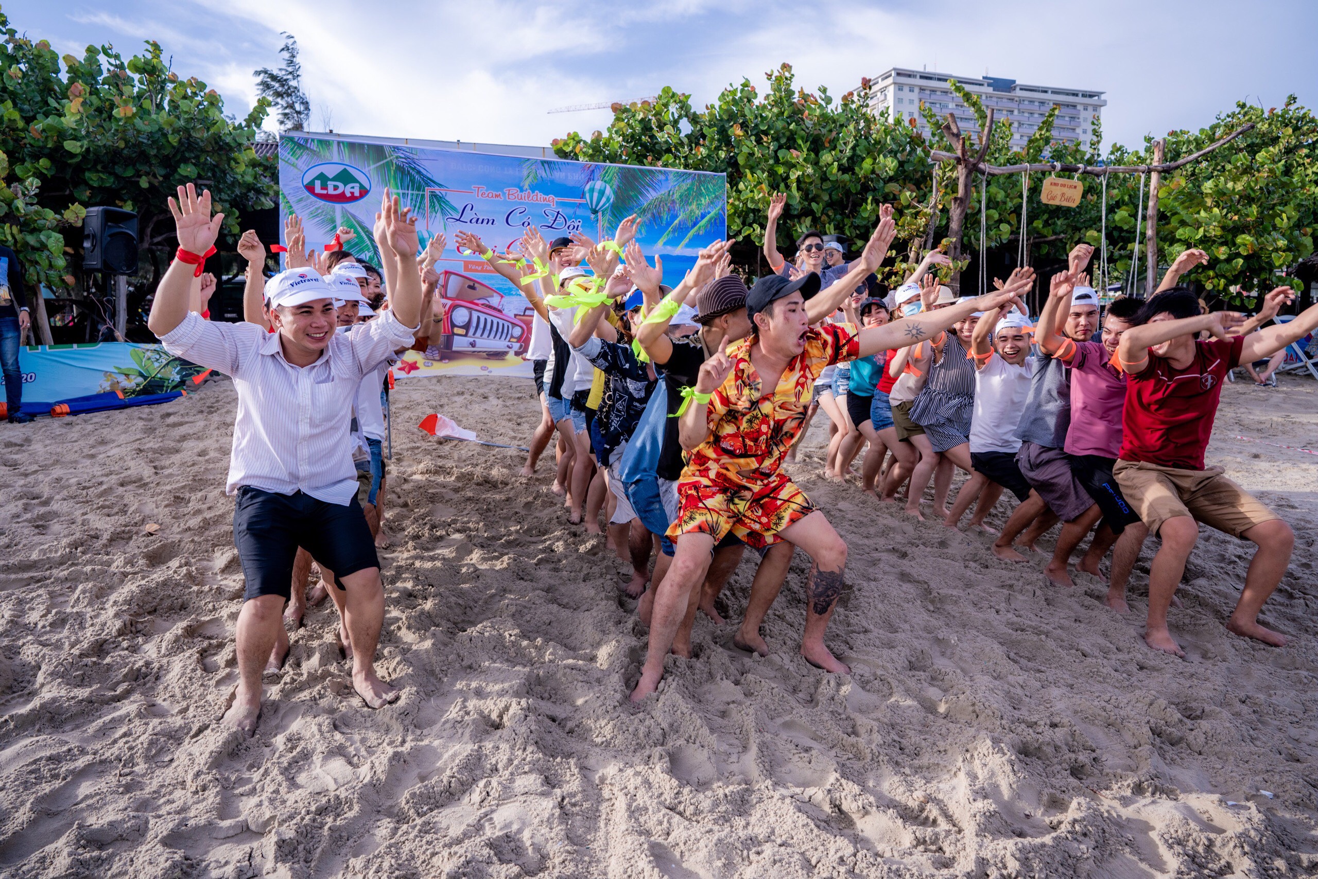 Du khách của Vietravel vui chơi tại Bãi Sau, TP. Vũng Tàu.