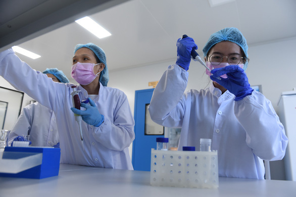 Một công đoạn trong nghiên cứu vắc xin ngừa COVID-19 tại Công ty Nanogen - Ảnh: DUYÊN PHAN