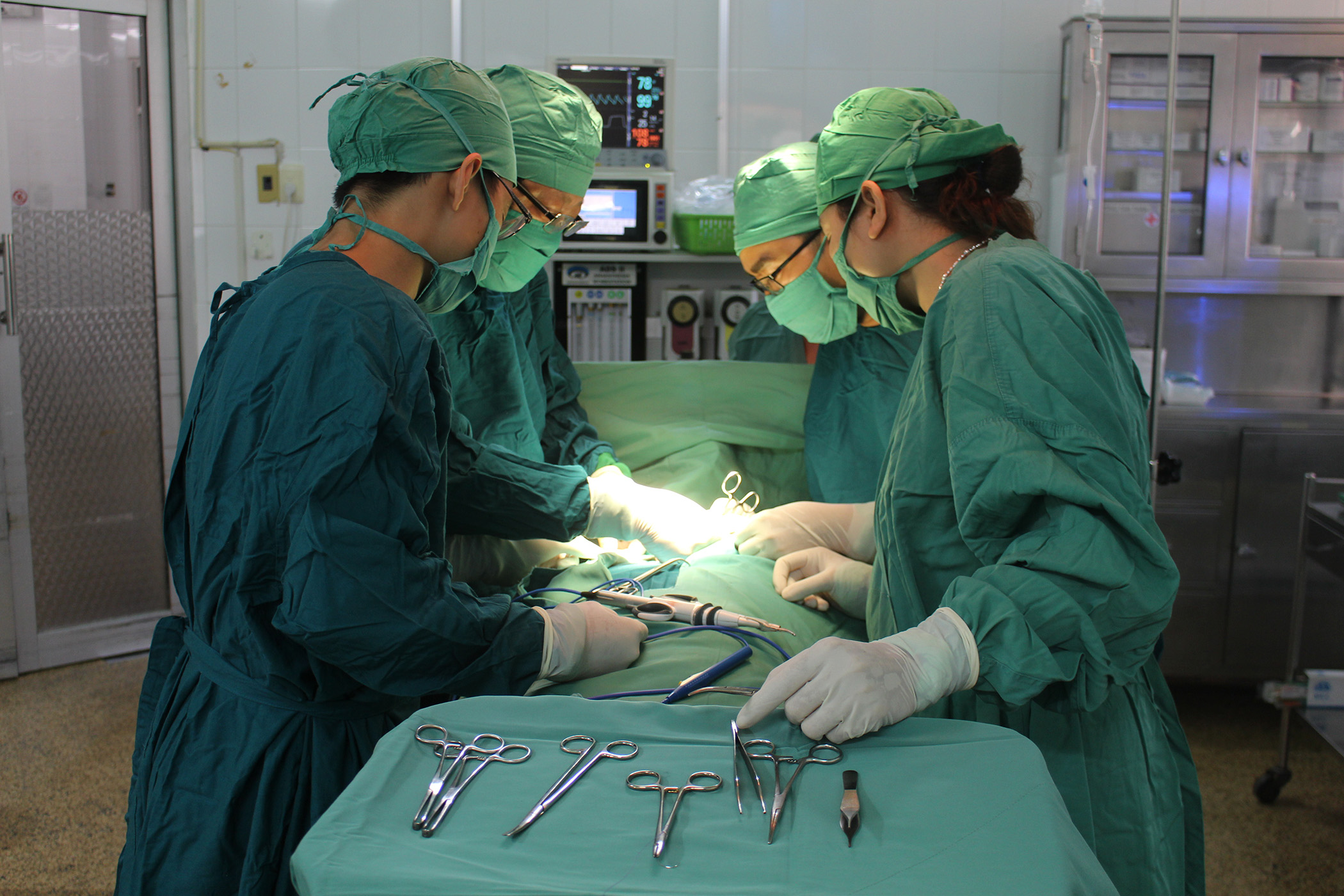 Bác sĩ Khoa Ngoại, Bệnh viện Lê Lợi thực hiện mổ bướu cổ cho bệnh nhân.