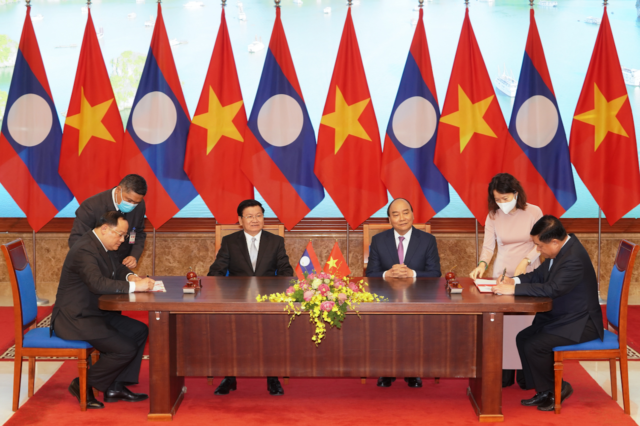 Thủ tướng hai nước chứng kiến lễ ký các văn kiện hợp tác, đầu tư. Ảnh: QUANG HIẾU