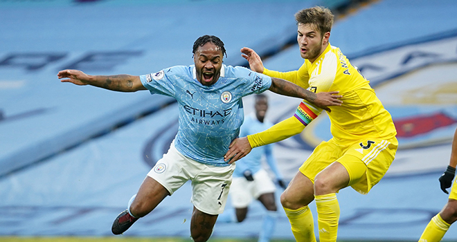 Sterling tạo sự khác biệt từ những pha đi bóng lắt léo.