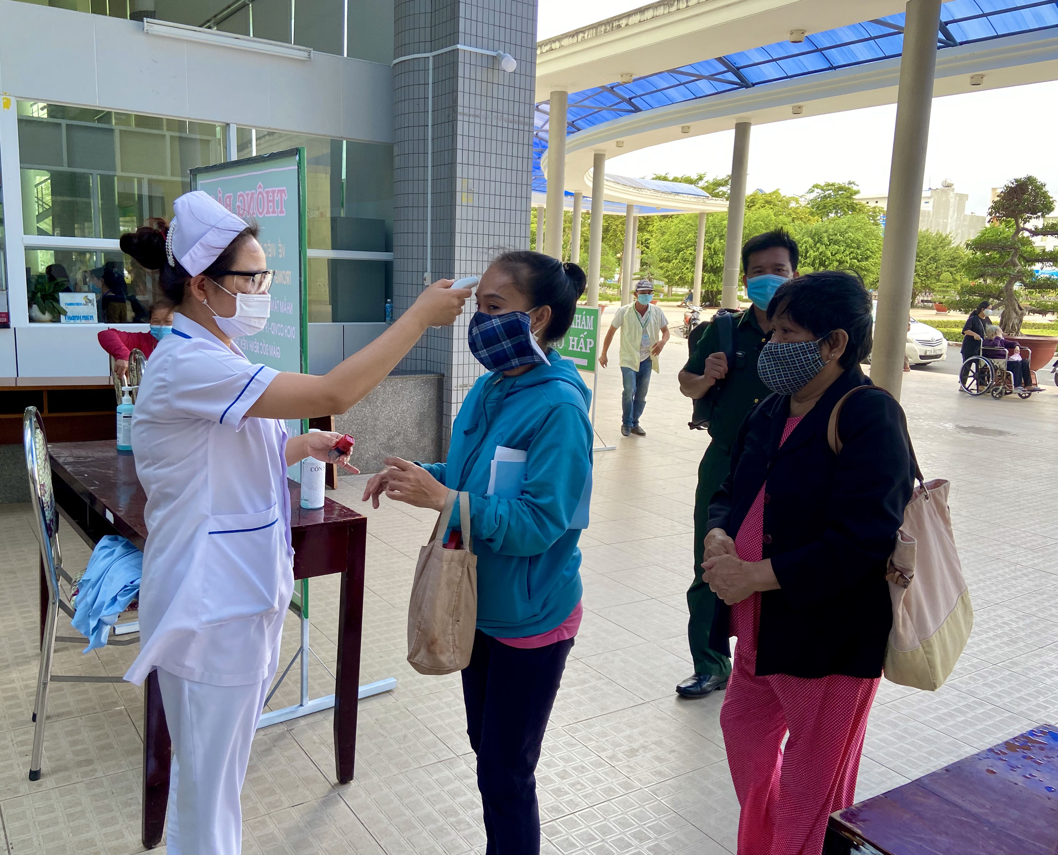 Định hướng phát triển năm 2021 là thực hiện tốt mục tiêu kép vừa bảo đảm tăng trưởng vừa phòng, chống dịch bệnh hiệu quả. Trong ảnh: Nhân viên y tế đo thân nhiệt cho người dân đến Bệnh viện Bà Rịa. Ảnh: HOÀNG HƯỜNG