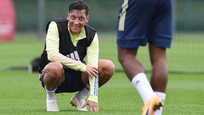 Cuối cùng, Arsenal cũng tống khứ được Oezil?