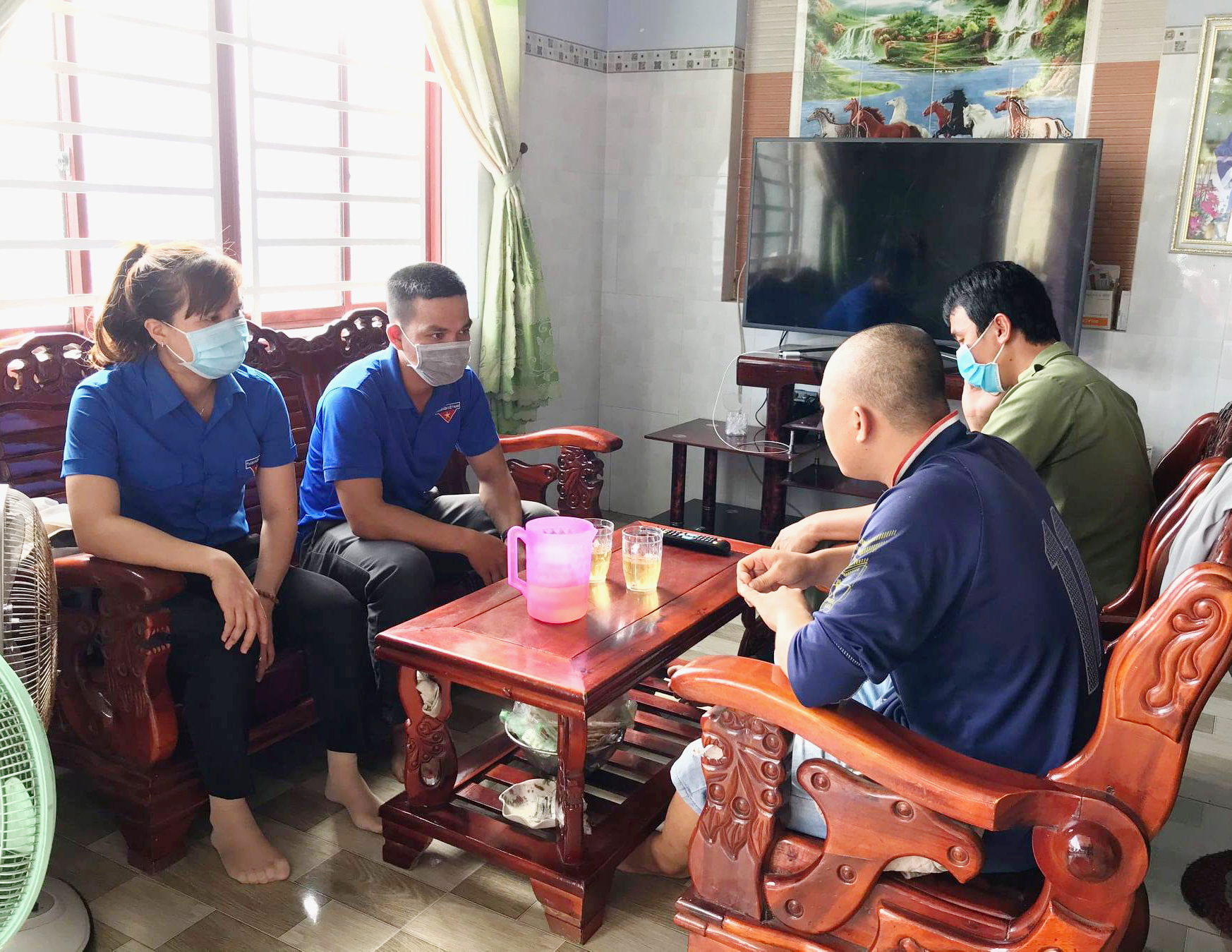 ĐVTN và Công an xã Phước Hội, huyện Đất Đỏ đến nhà thăm hỏi, động viên người sau cai nghiện hòa nhập cộng đồng.