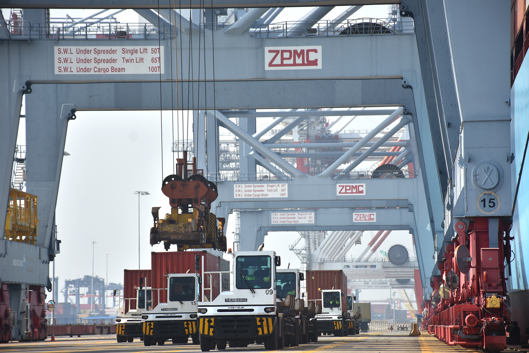 Bốc dỡ container trên siêu tàu container Margrethe Maersk (sức chở 20.000 TEUs, dài gần 400m, rộng 59m) xuống cảng CMIT. Ảnh: THÀNH HUY