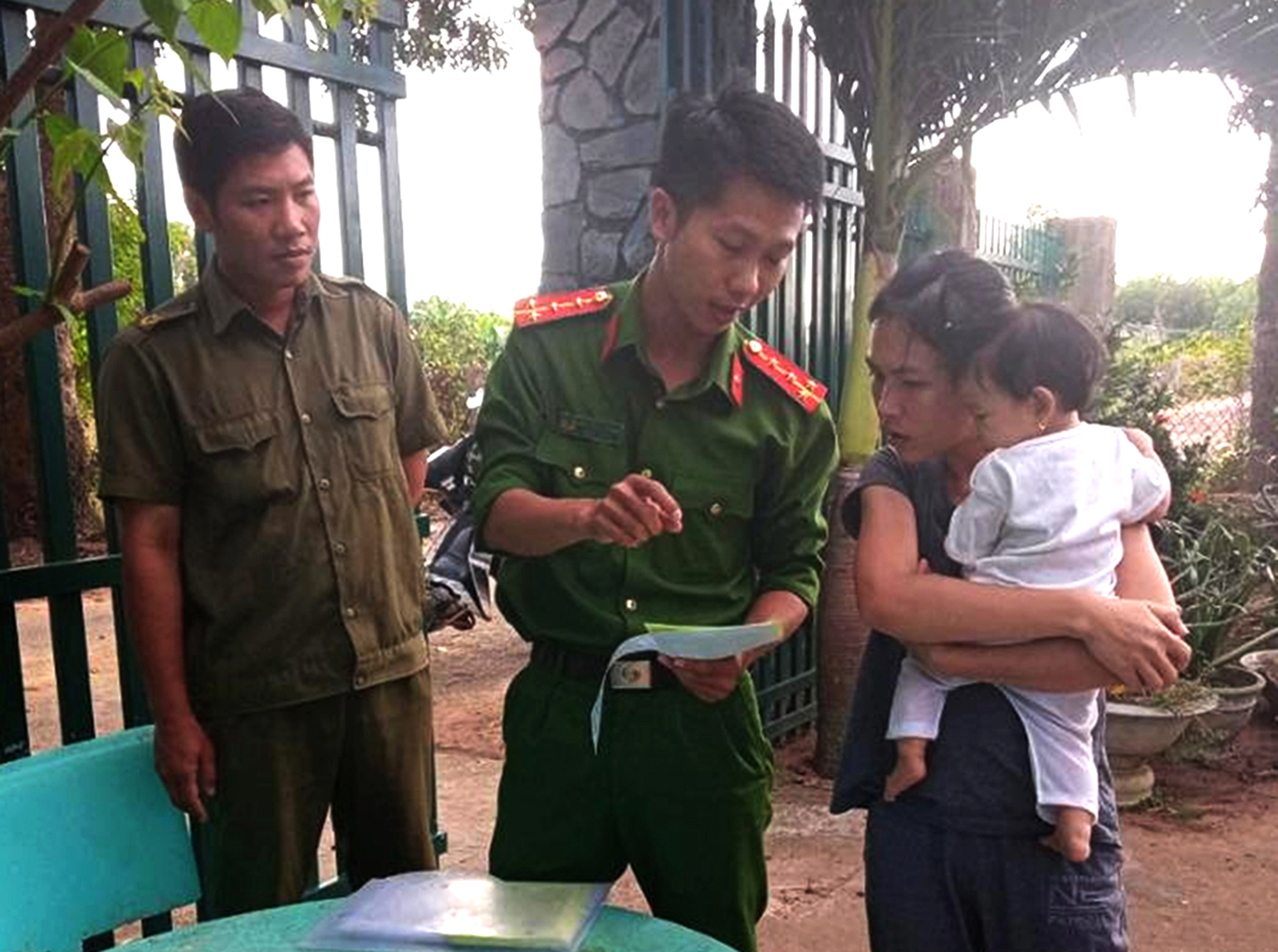 Công an huyện Xuyên Mộc phát tờ rơi tuyên truyền pháp luật cho người dân.