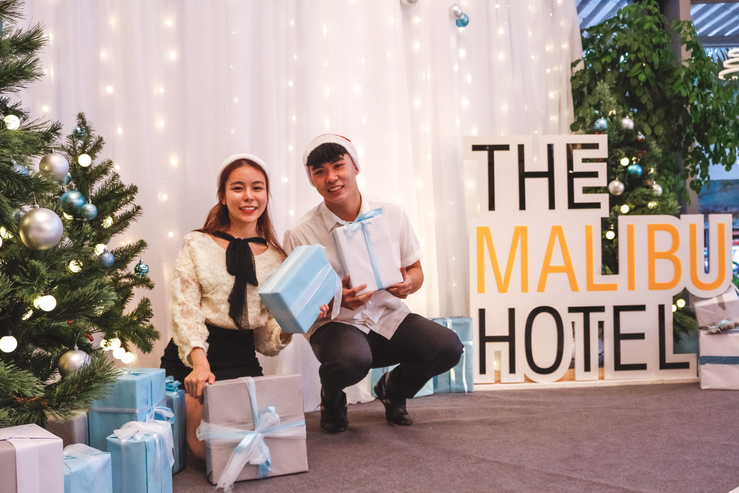 Du khách chụp ảnh lưu niệm bên các tiểu cảnh Giáng sinh tại khách sạn Malibu.
