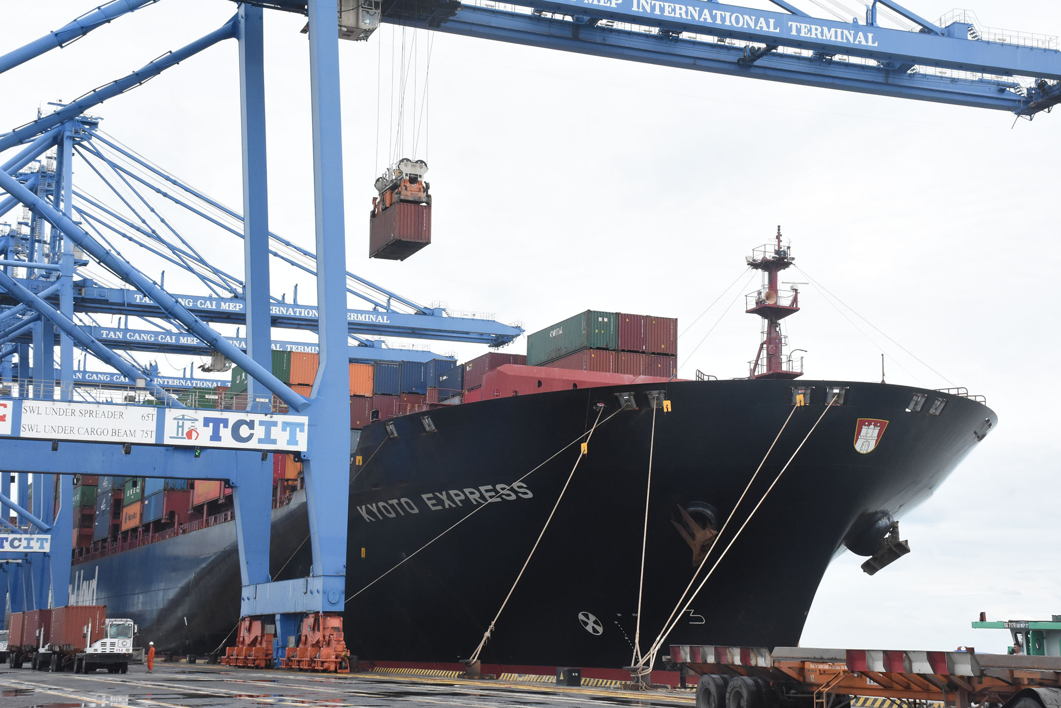 Dù khó khăn bủa vây nhưng trong năm 2020, BR-VT đã xúc tiến triển khai nhiều công trình trọng điểm, nhất là ở lĩnh vực giao thông kết nối cảng biển, tạo đà phát triển cho giai đoạn 2021-2026. Trong ảnh: Siêu tàu container Margrethe Maersk sức chở 20.000 TEUs cập cảng CMIT. 