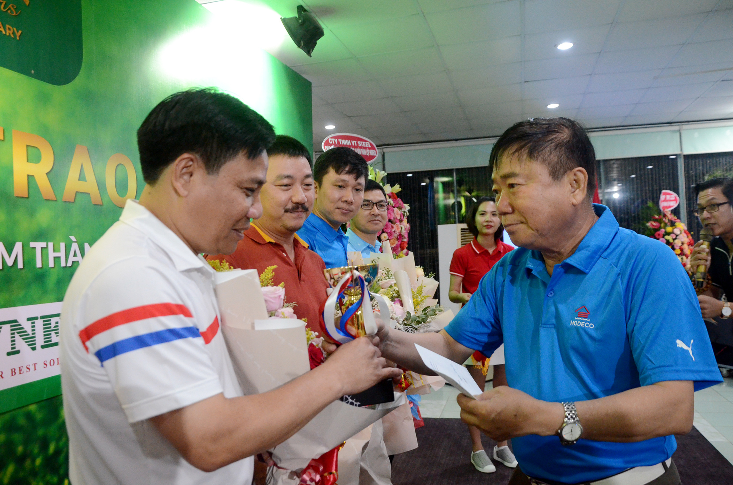 Ông Đoàn Hữu Thuận, Chủ tịch HĐQT HODECO trao giải kỹ thuật cho các golf thủ đạt giải.