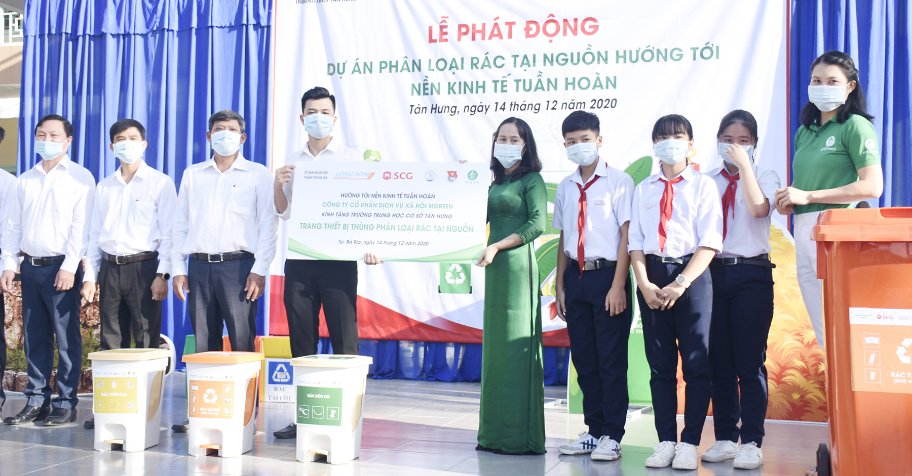 Ban tổ chức trao thùng phân loại rác cho đại diện Trường THCS Tân Hưng. 