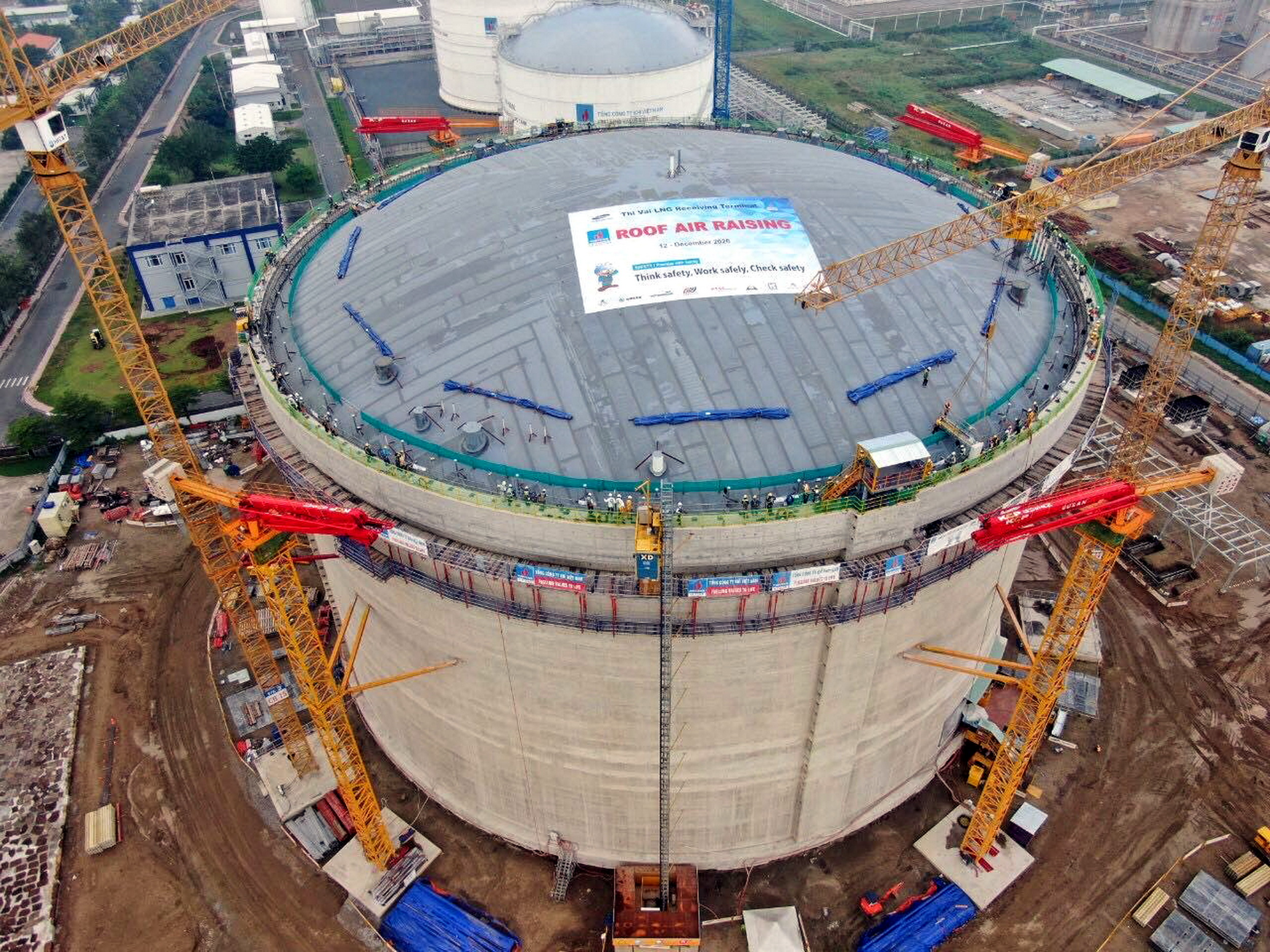 Kho chứa LNG Thị Vải được hoàn thiện công đoạn nâng mái.