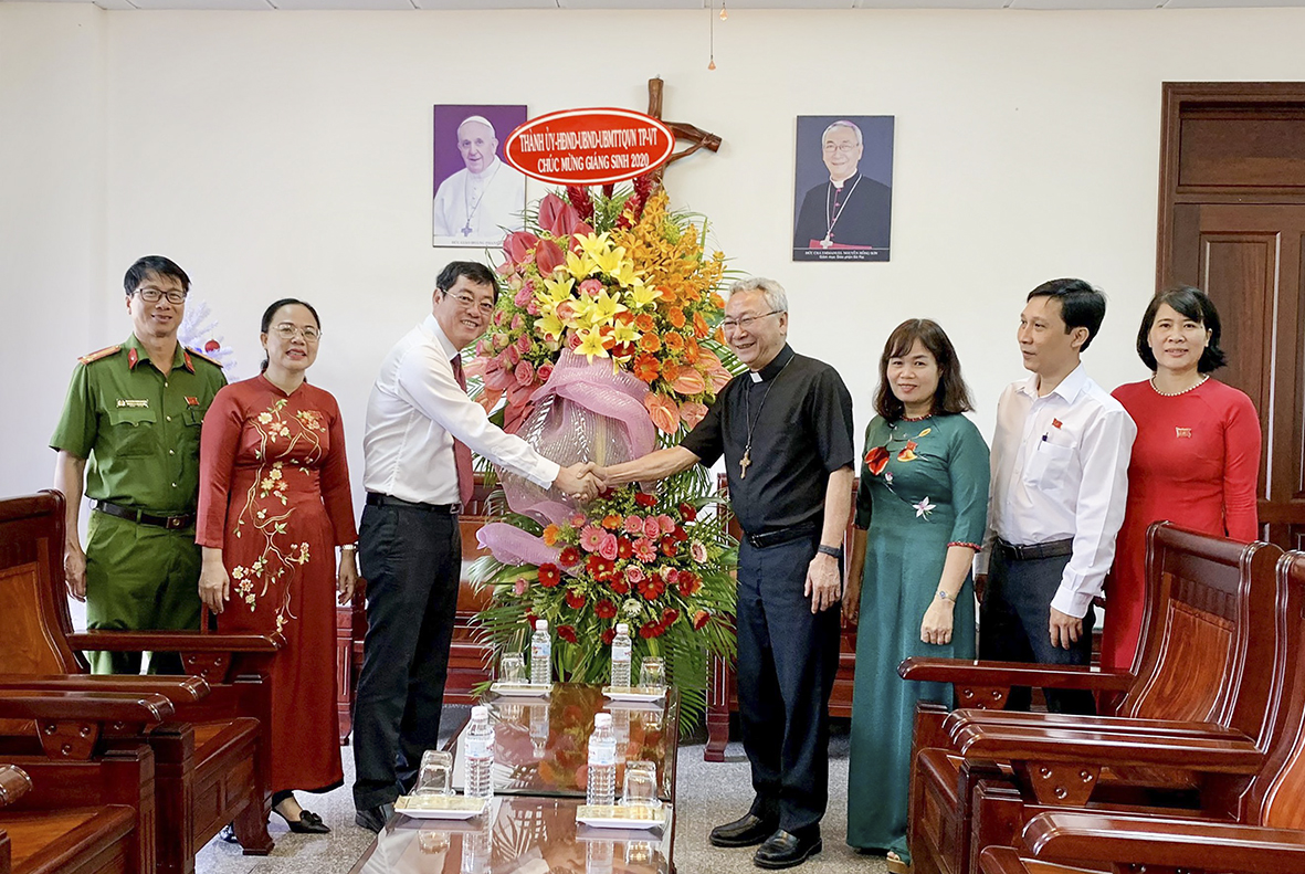 Ông Trần Đình Khoa, Ủy viên Ban Thường vụ Tỉnh ủy, Bí thư Thành ủy Vũng Tàu (thứ 3 từ trái qua) thăm và chuc mừng Giám mục Giáo phận Bà Rịa Emmanuel Nguyễn Hồng Sơn nhân dịp lễ Giáng sinh 2020.